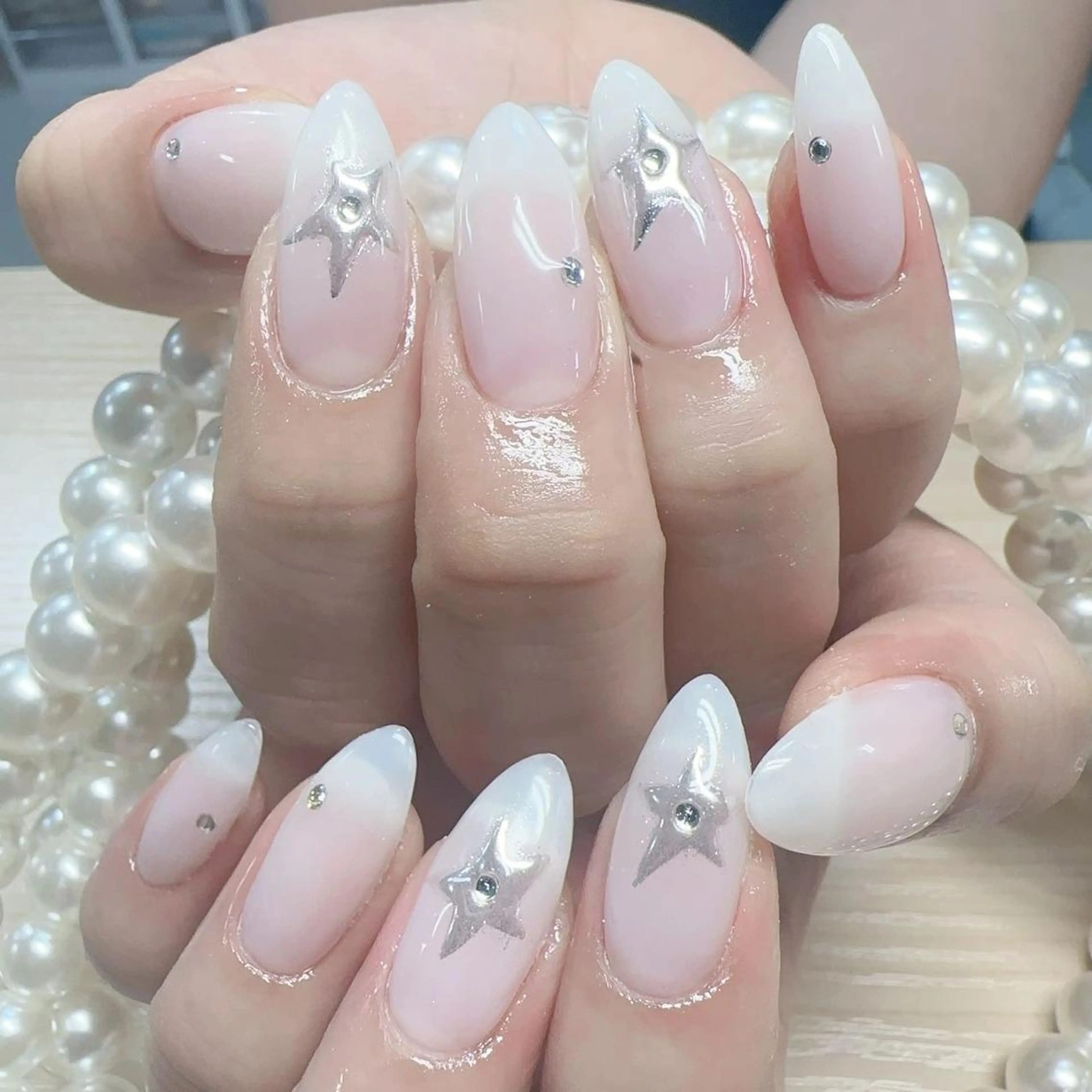 ネイル オーロラネイル 長さ出し フレンチネイル ガーリー キラキラネイル ハンドネイル ハンドケア NANAKO 🌼のネイルデザイン