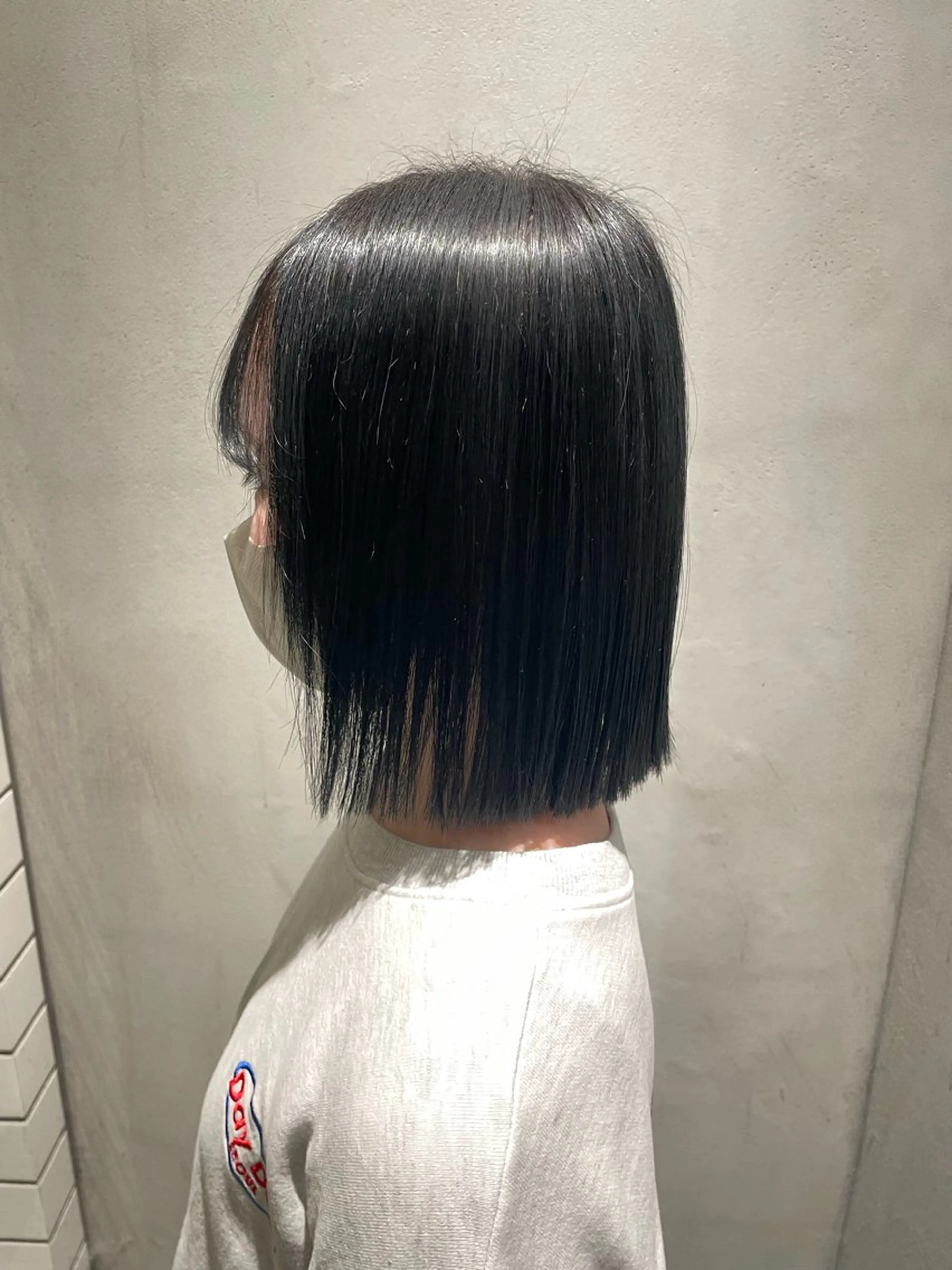 ミディアム カラー 黒髪 ブリーチ ブルーカラー ブルーブラック ブリーチなしカラー 樋口 花穂のヘアスタイル