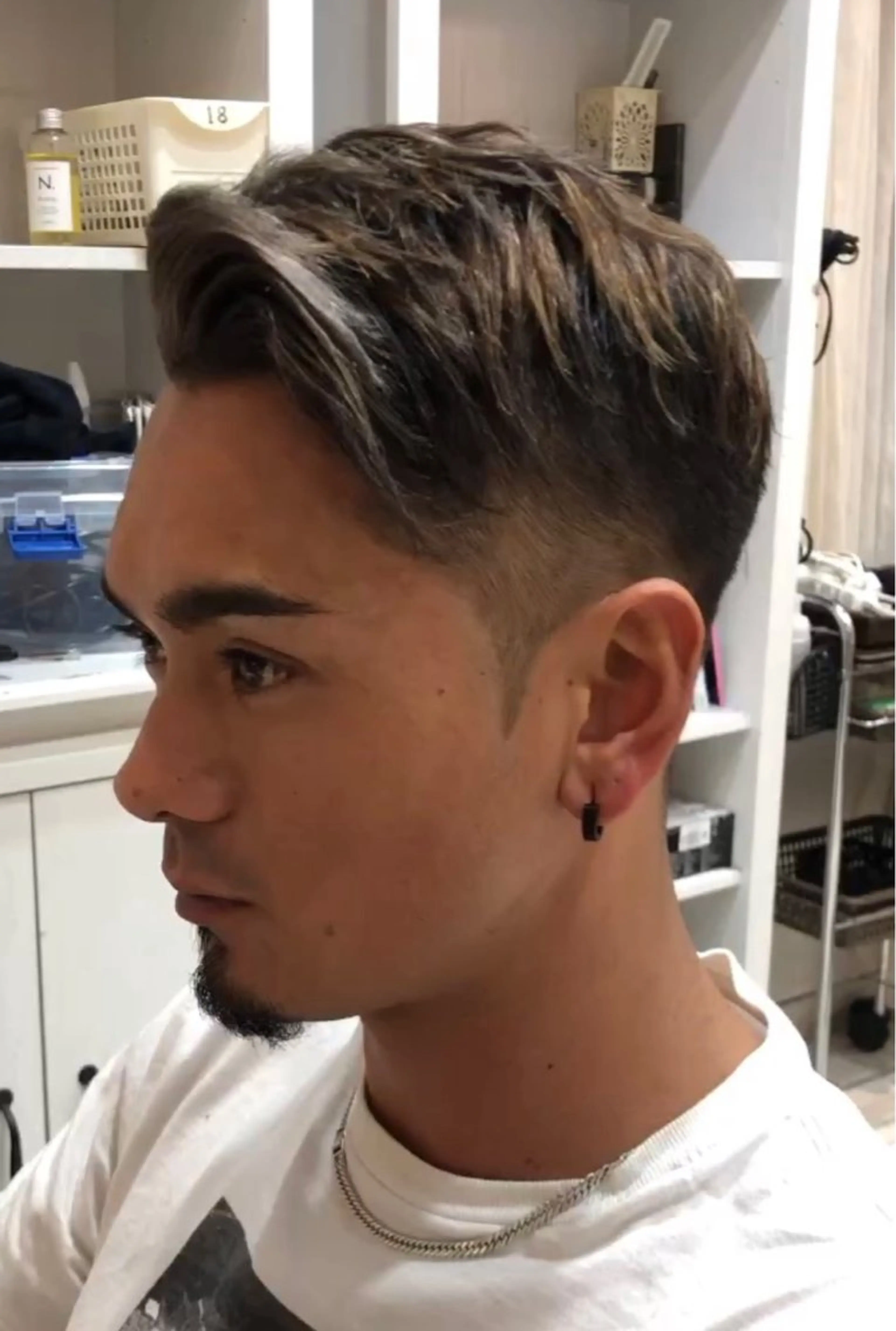 ショート メンズ シールエクステ メンズブリーチ フェードカット メンズハイライト メンズインナーカラー カット ヘアカラー 🦋韓国hair🦋 エクステ店長sakiのヘアスタイル