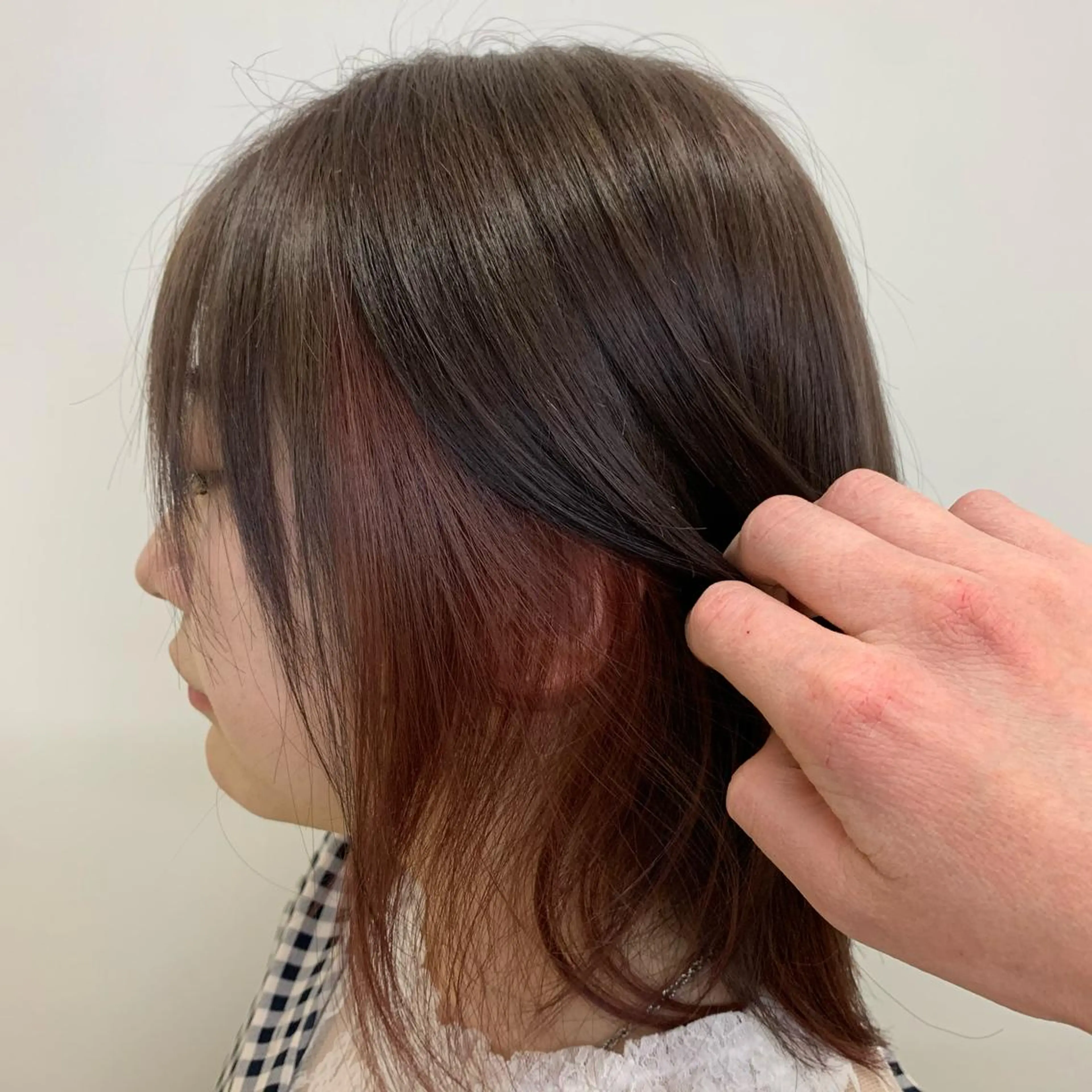 カラー レッドカラー バイオレットカラー ヘアカラー 小濵 美月のヘアスタイル