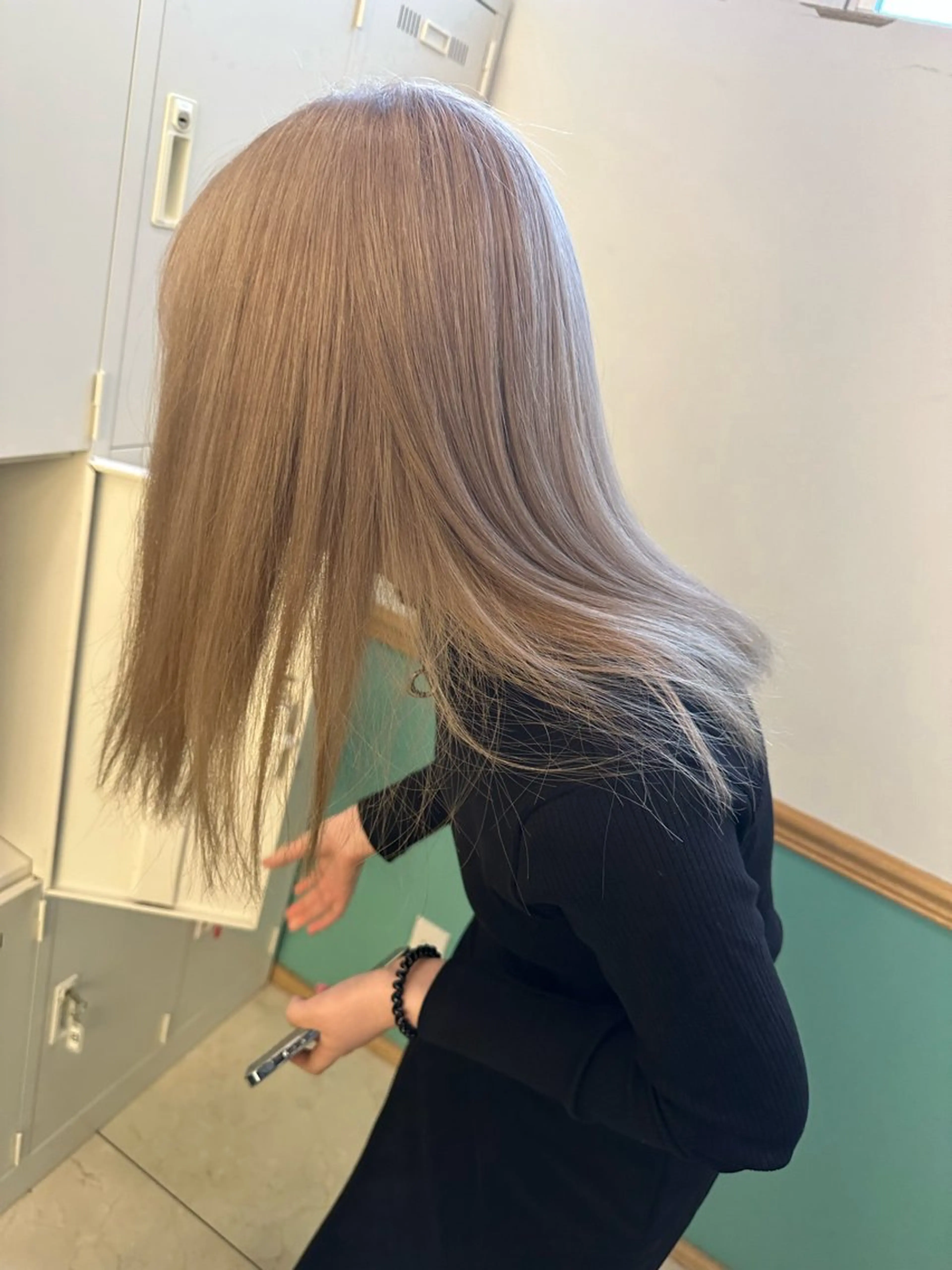 セミロング レイヤーカット ハイトーンウエダのヘアスタイル