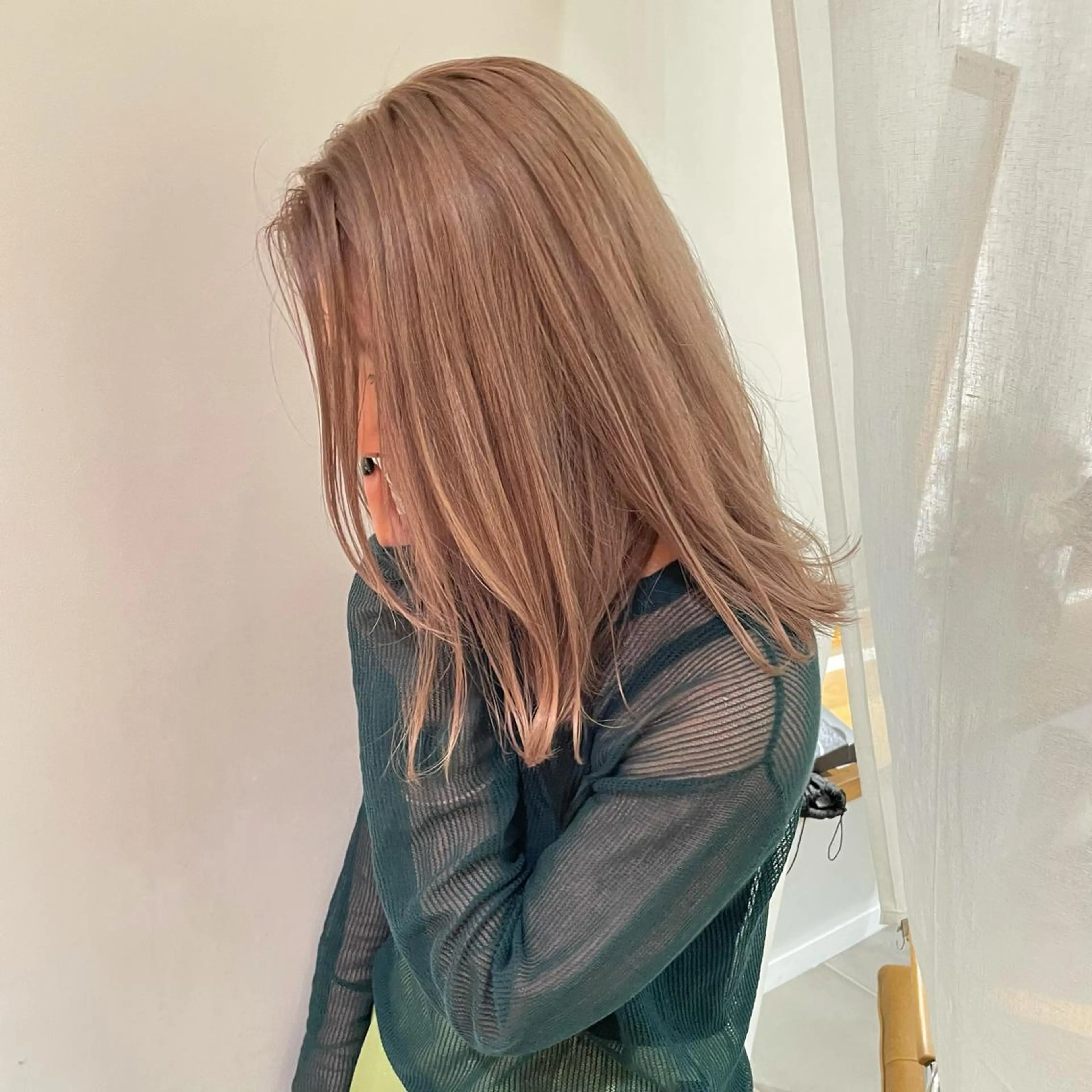 セミロング カラー セミロングパーマ ベージュカラー ブリーチ ケアブリーチ 透明感カラー ブリーチ/レイヤー 🌻Mutsumiのヘアスタイル