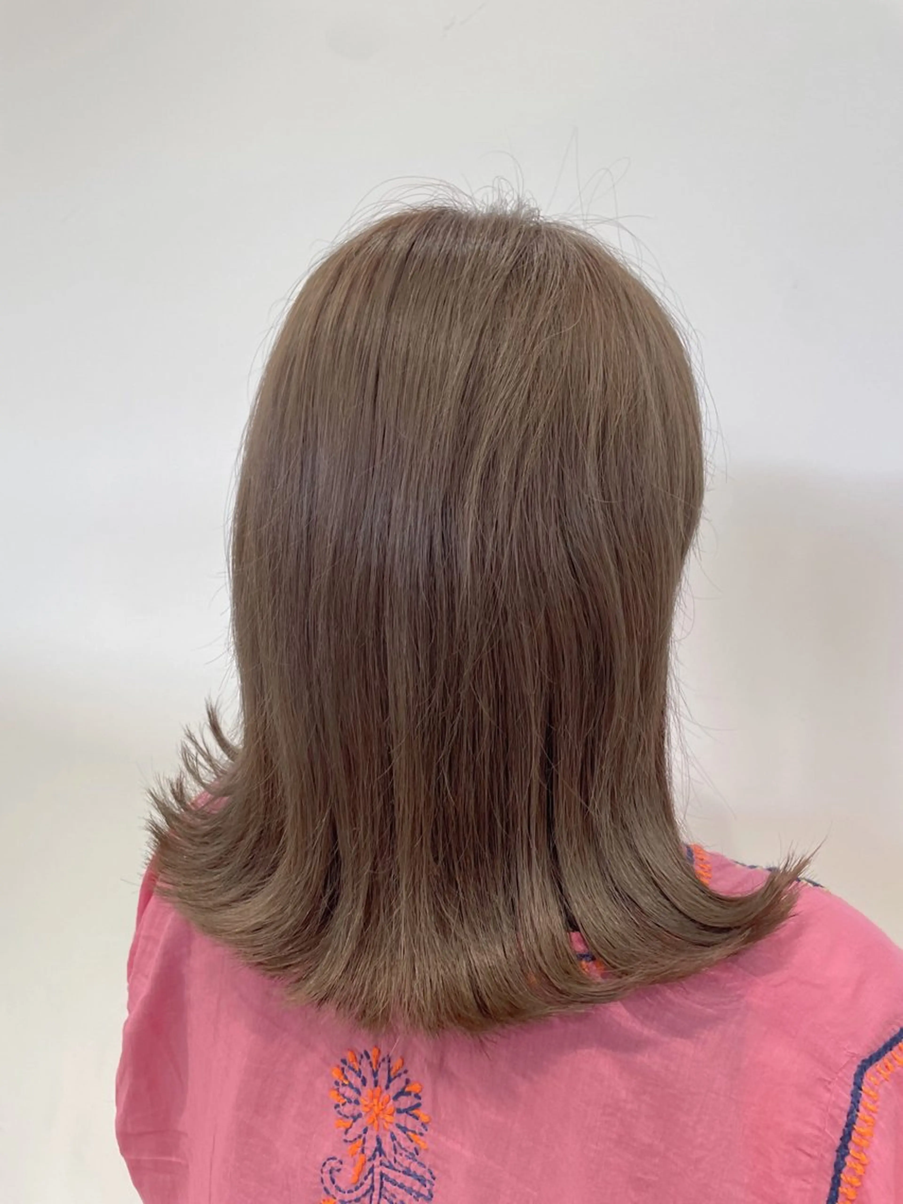 セミロング カラー ブリーチ ケアブリーチ イヤリングカラー グレージュ インナーカラー mopa所属・mopa_kaede フェミニン／艶髪のヘアスタイル