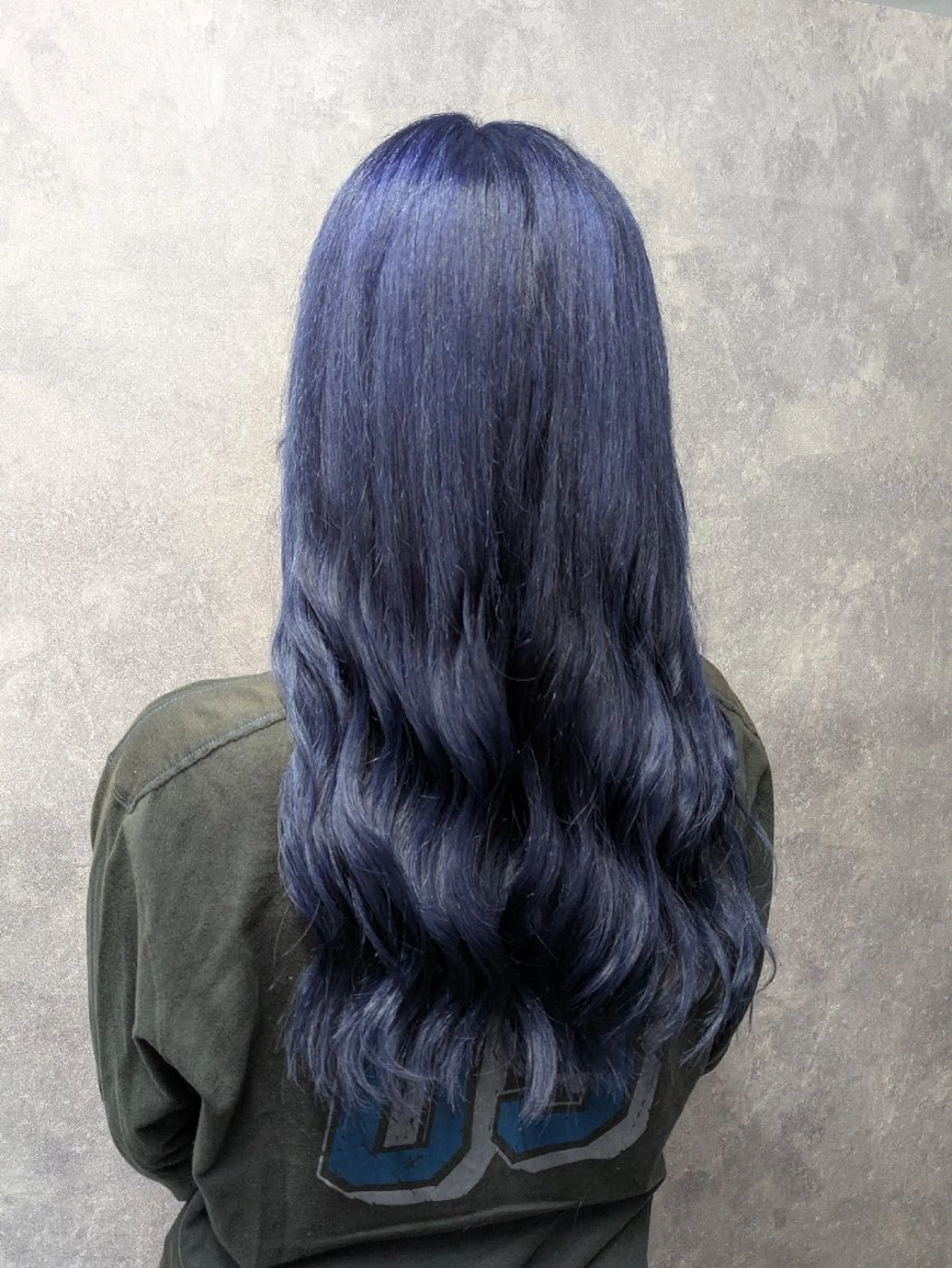 ロング カラー ブルーカラー ネイビーカラー ヘアカラー BUBBLES上福岡店所属・佐藤 璃咲のヘアスタイル