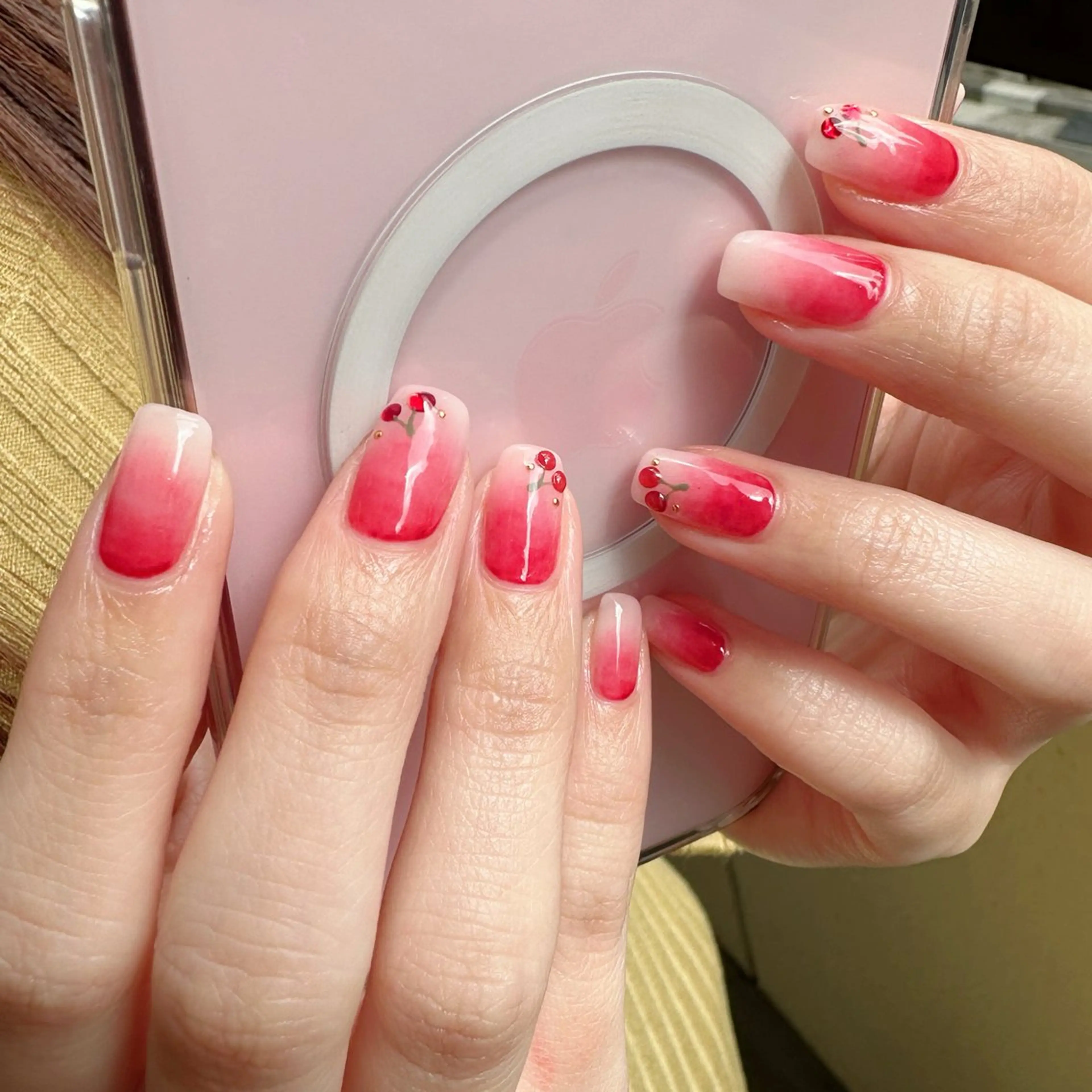ネイル 氷ネイル・うるうるネイル 韓国ネイル ニュアンスネイル 赤色 春ネイル 🪞KAPE NAIL 🪞のネイルデザイン