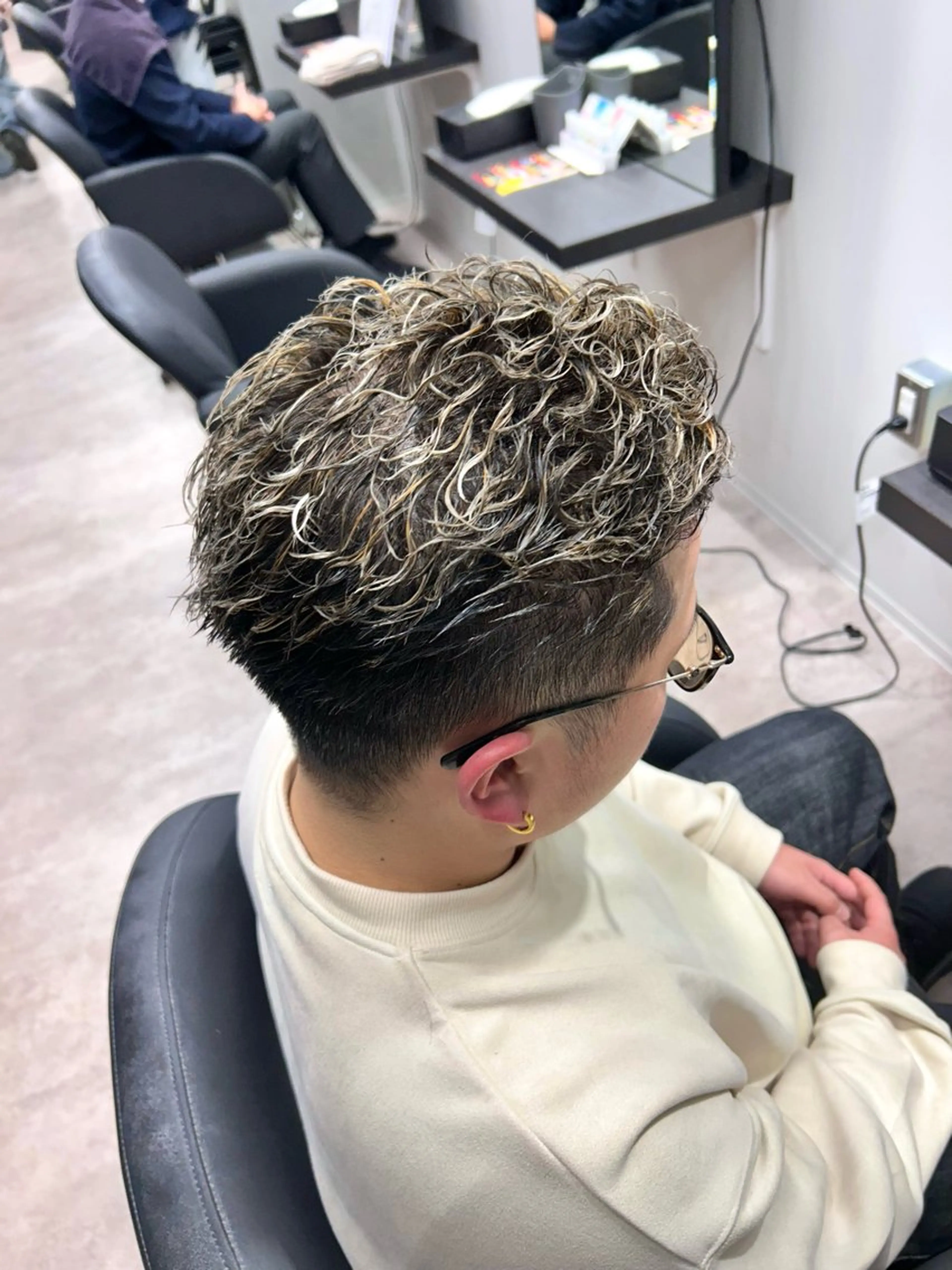 ショート カラー パーマ メンズ メンズハイライト メンズパーマ ハイライトカラー ハイライト 外国人風カラー職人 レオのヘアスタイル