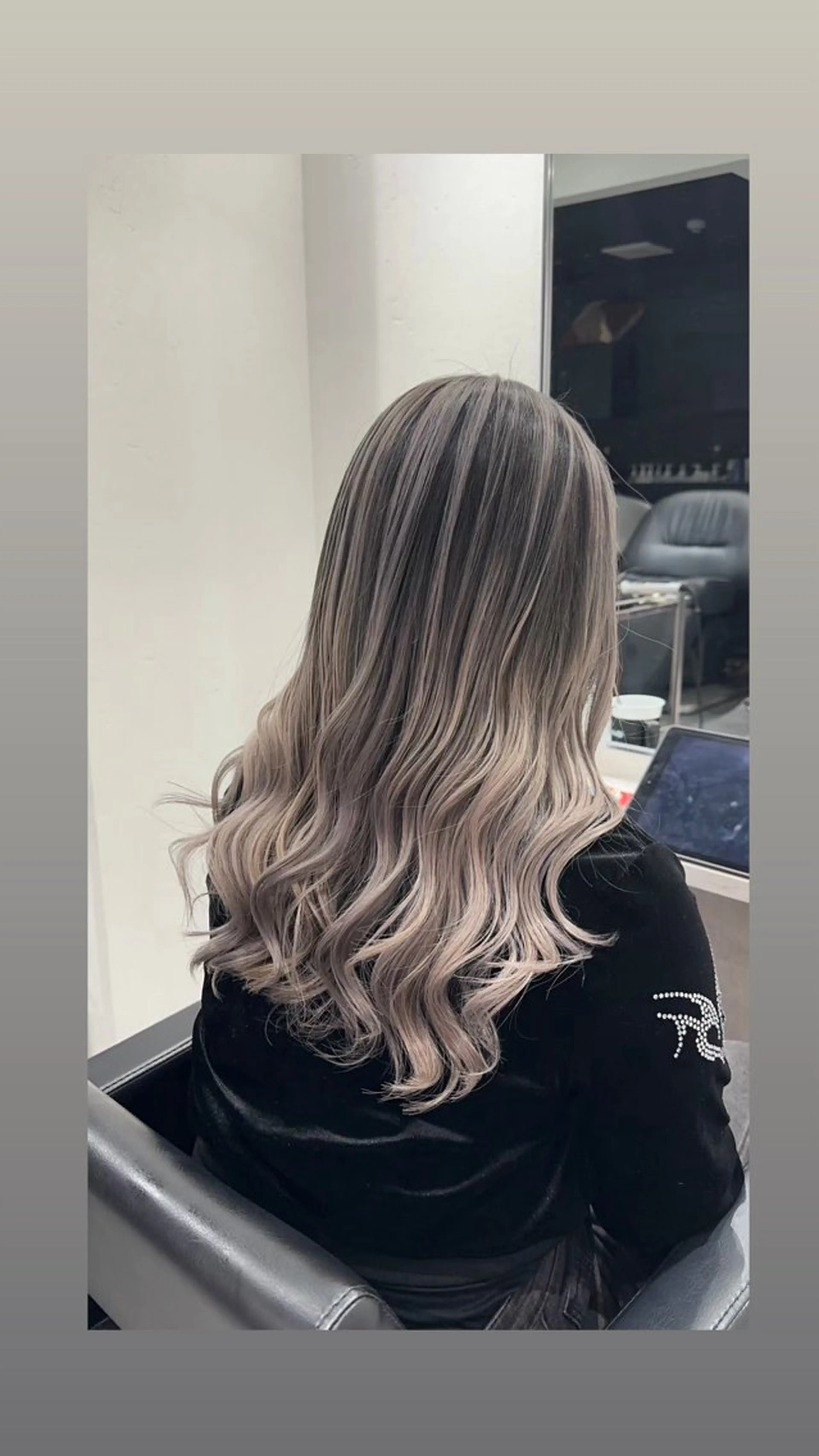 ロング カラー ベージュカラー シルバー シルバーベージュ ヘアカラー バレイヤージュ/ ハイライトꔛyumeのヘアスタイル