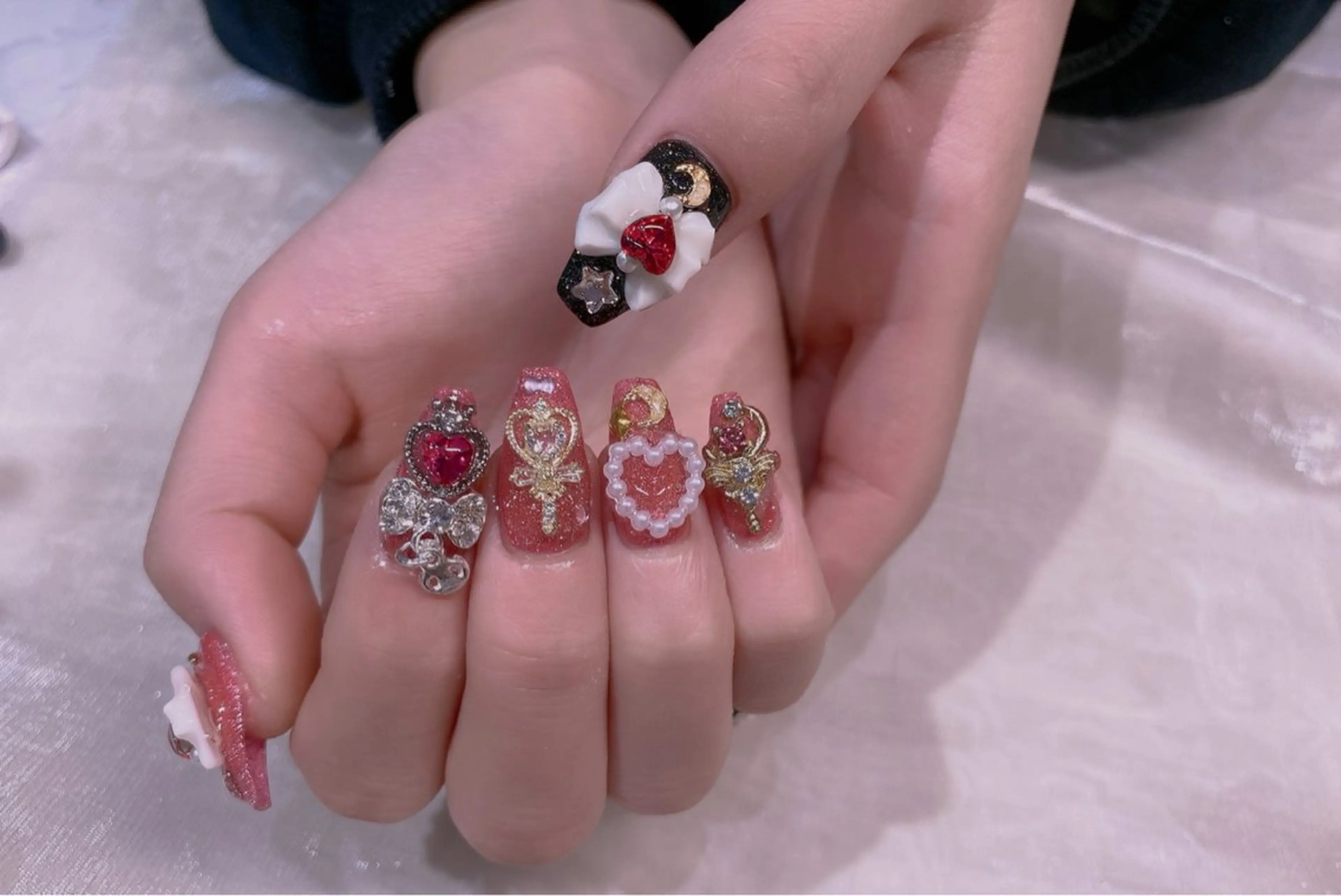 ネイル ブルー チークネイル フレンチネイル ハート ホログラムネイル ハンドネイル 美爪パラジェル導入店 Sunnilyのネイルデザイン