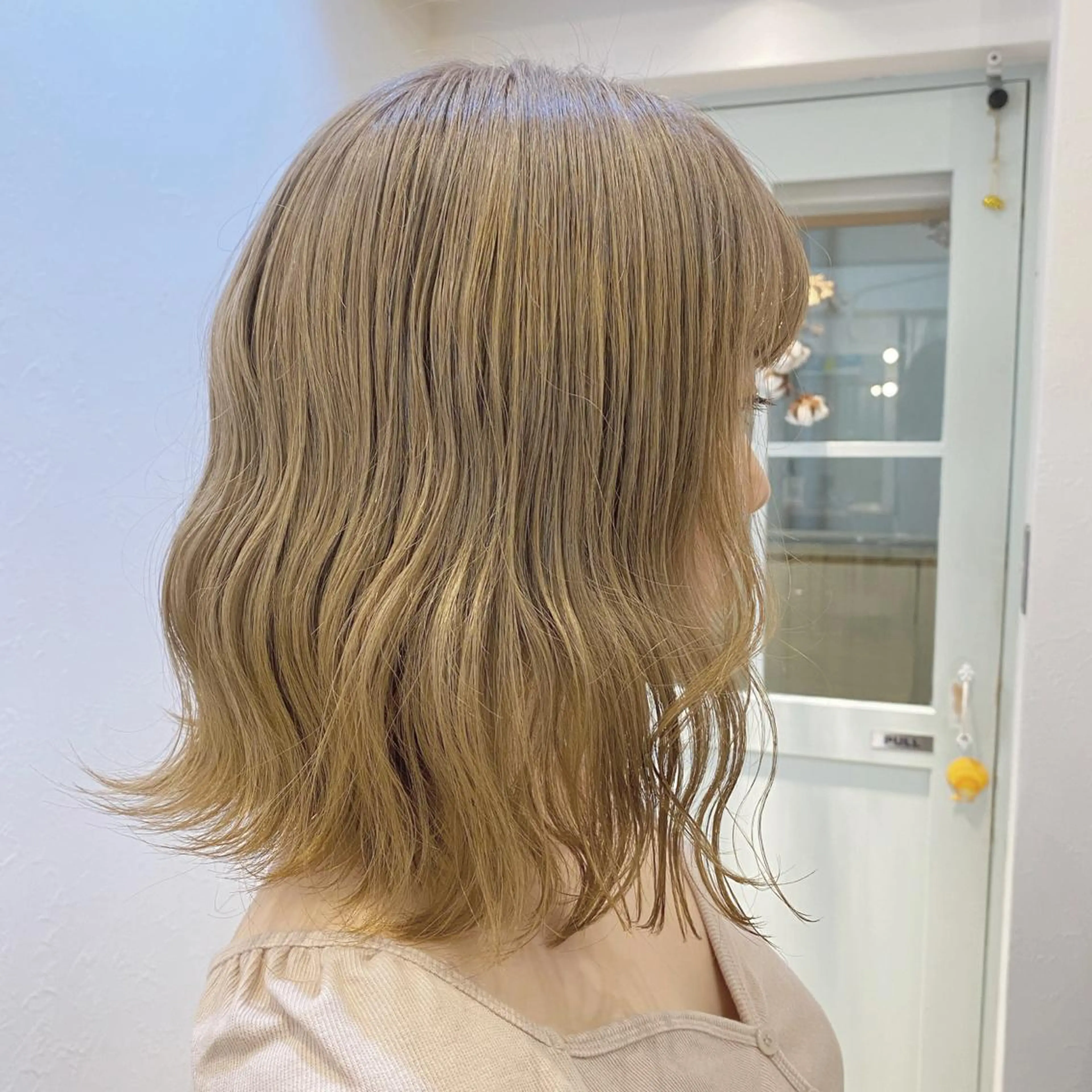 ミディアム ブリーチなしカラー レイヤーカットのヘアスタイル