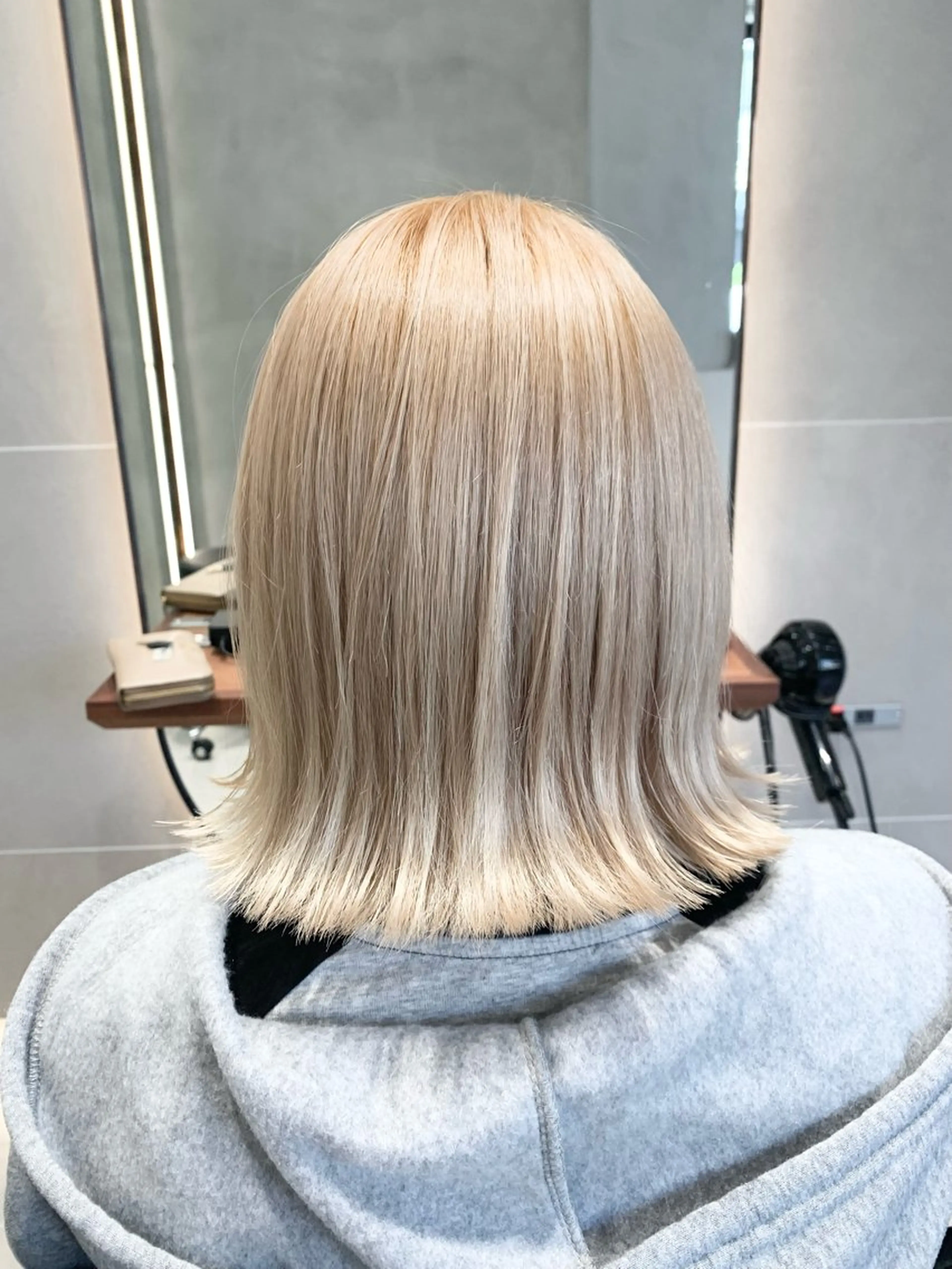 ミディアム 外ハネヘア カット ヘアカラー 幡野 葵のヘアスタイル