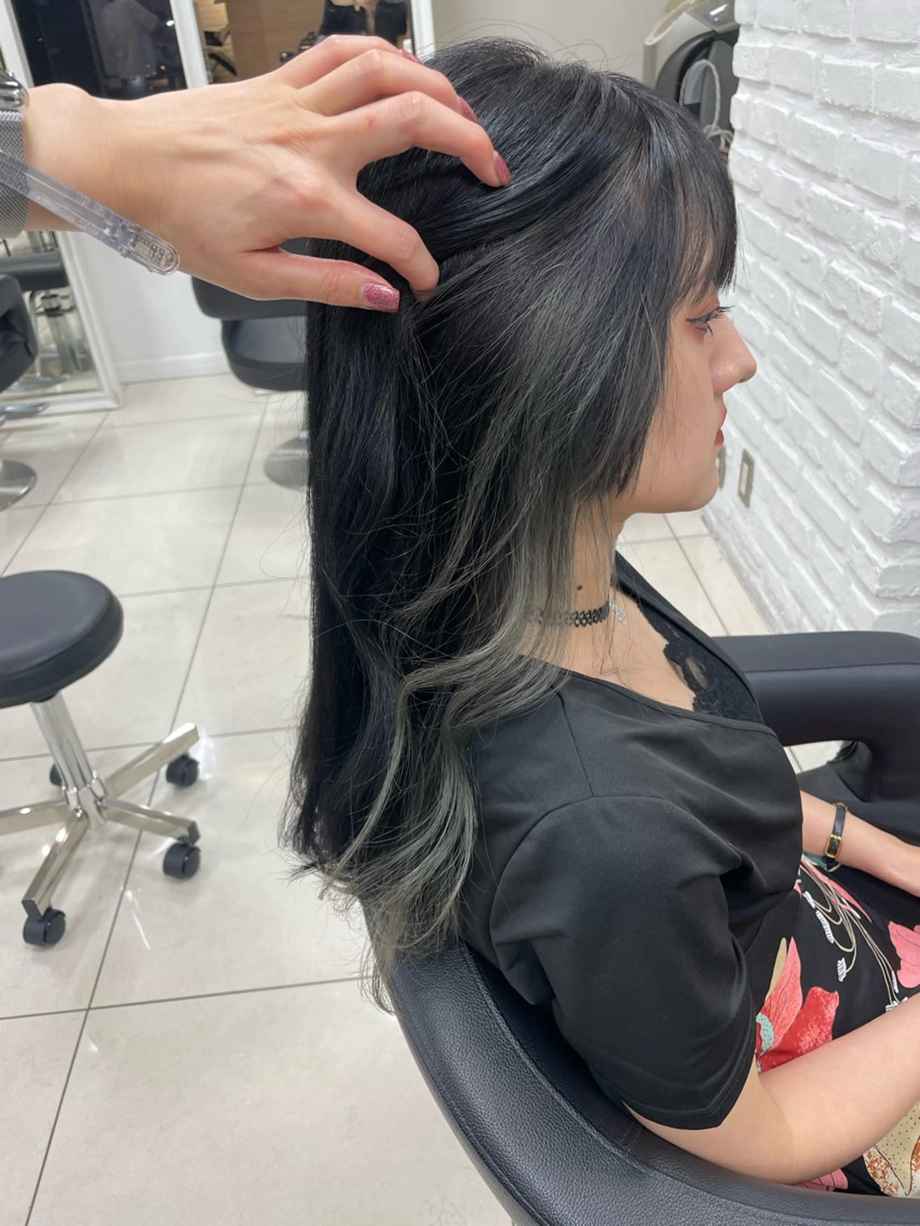 ロング カラー ブリーチ グレージュ イルミナカラー シルバー シルバーグレージュ ヘアカラー 【デザインカラー】 粥川佳日望のヘアスタイル