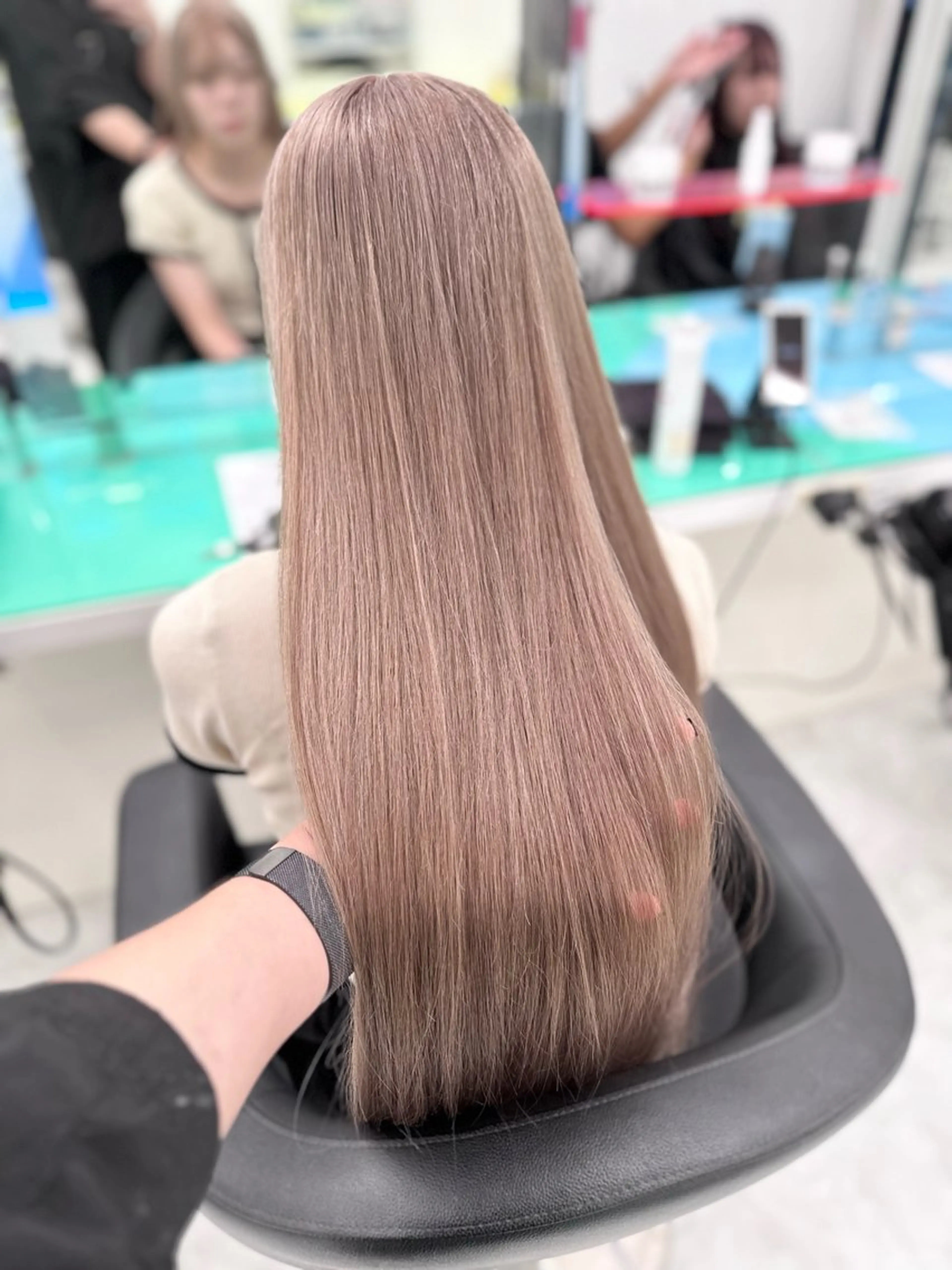 ロング カラー ヘアアレンジ ベージュカラー ヘアカラー トリートメント ヘッドスパ ヘアセット 🩵ダメージレス艶感 ハイトーン🩷のヘアスタイル