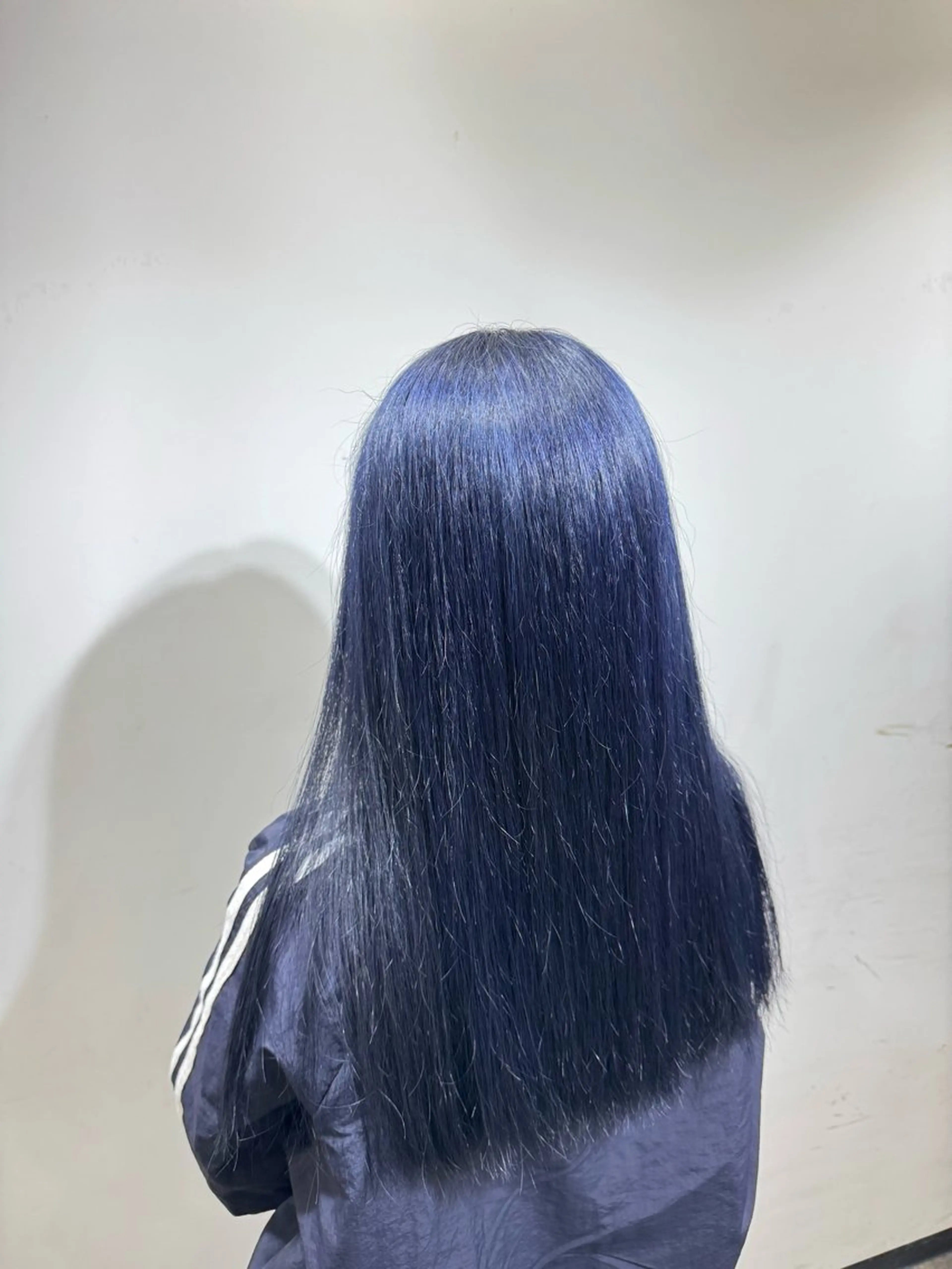カラー ブリーチ ブルーカラー ネイビーカラー ヘアカラー 岡田 慎之介のヘアスタイル