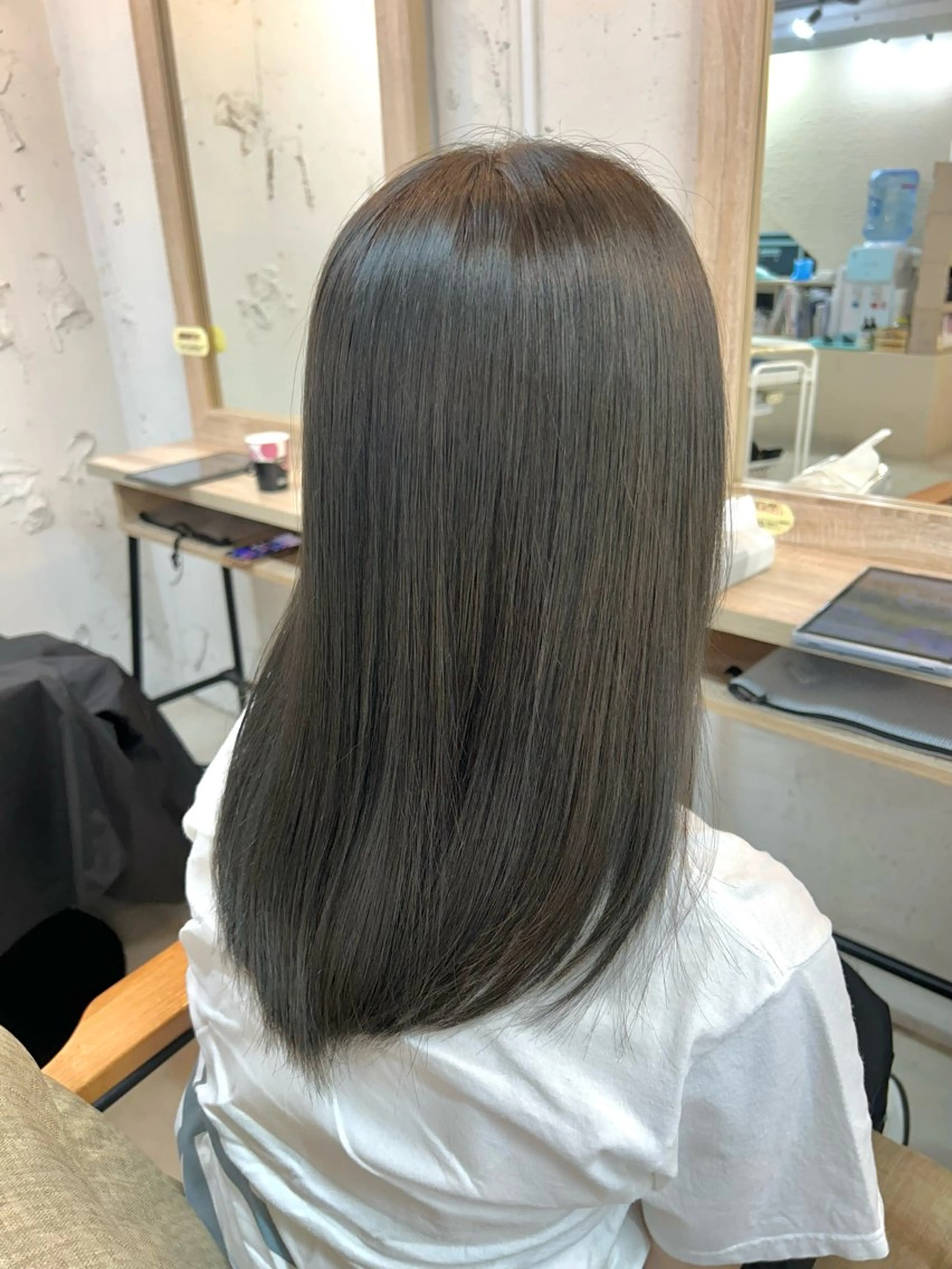 ロング カラー グレージュ オリーブグレージュ オリーブグレー 岩崎 美帆のヘアスタイル