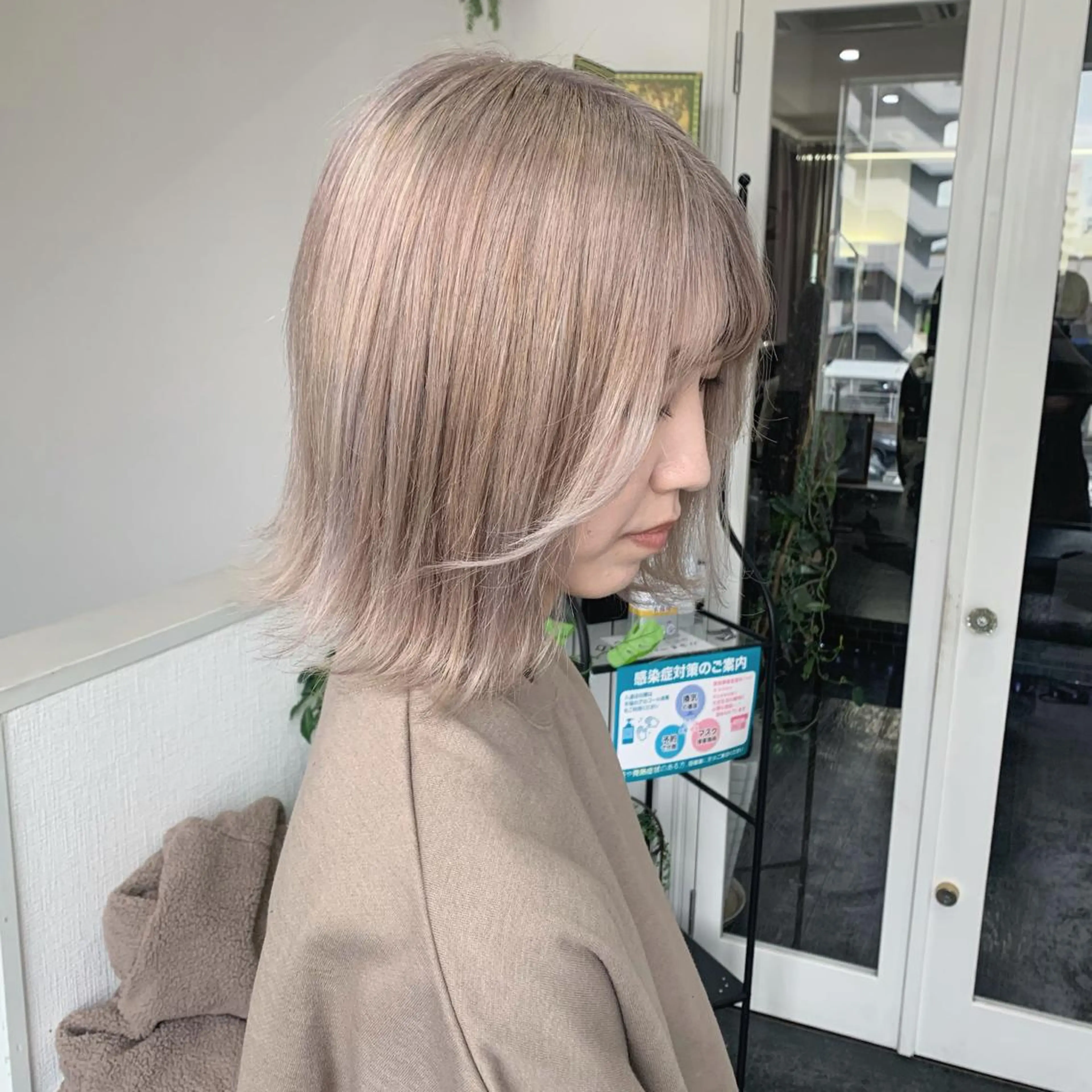 ショート カラー ブロンド ホワイトブロンド ヘアカラー 袴田 伊代のヘアスタイル