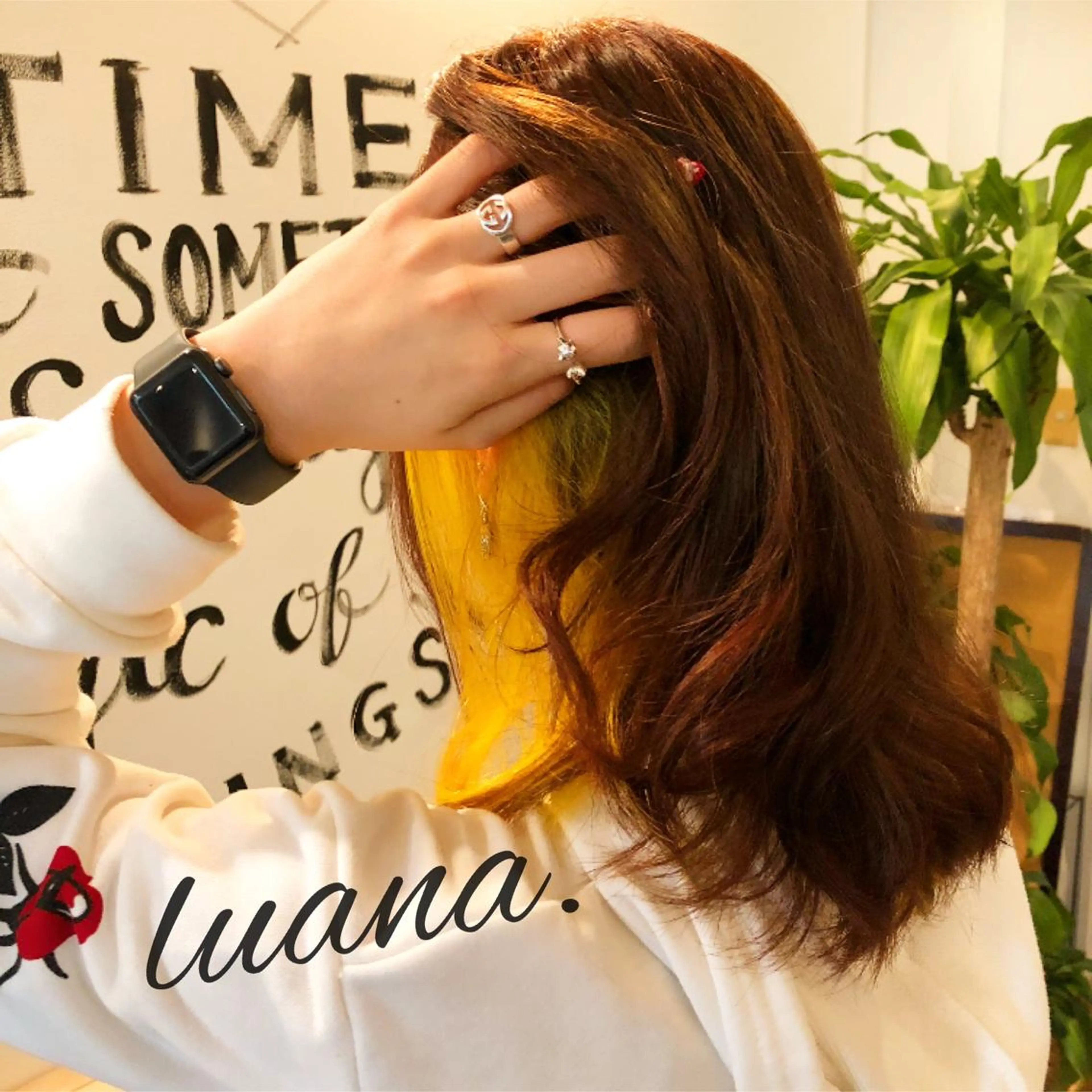 セミロング イエローカラー エクステ・髪質改善・ ブリーチ・吉田大介のヘアスタイル