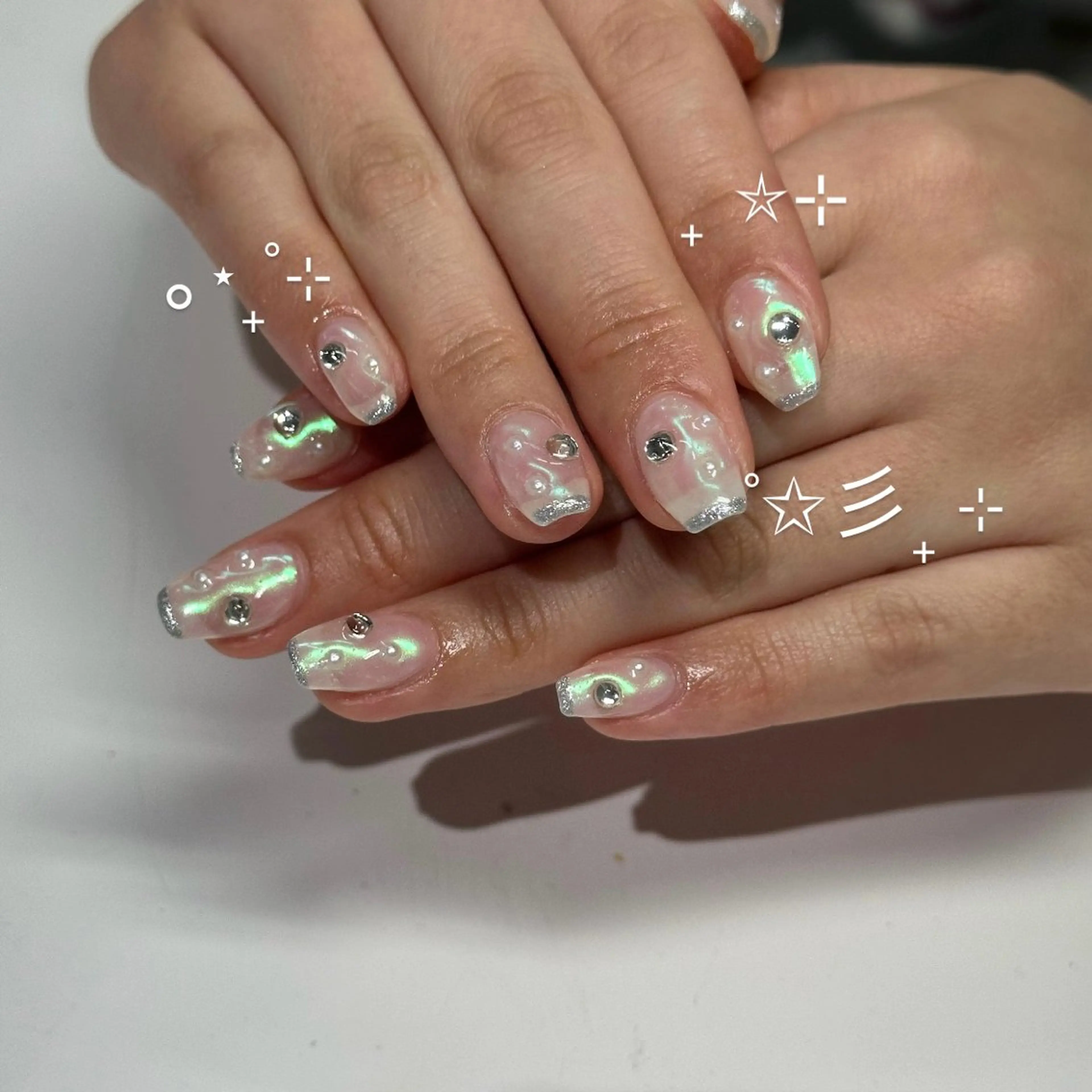 ネイル オーロラネイル フレンチネイル ハンドネイル WOLTOKYO yunaのネイルデザイン