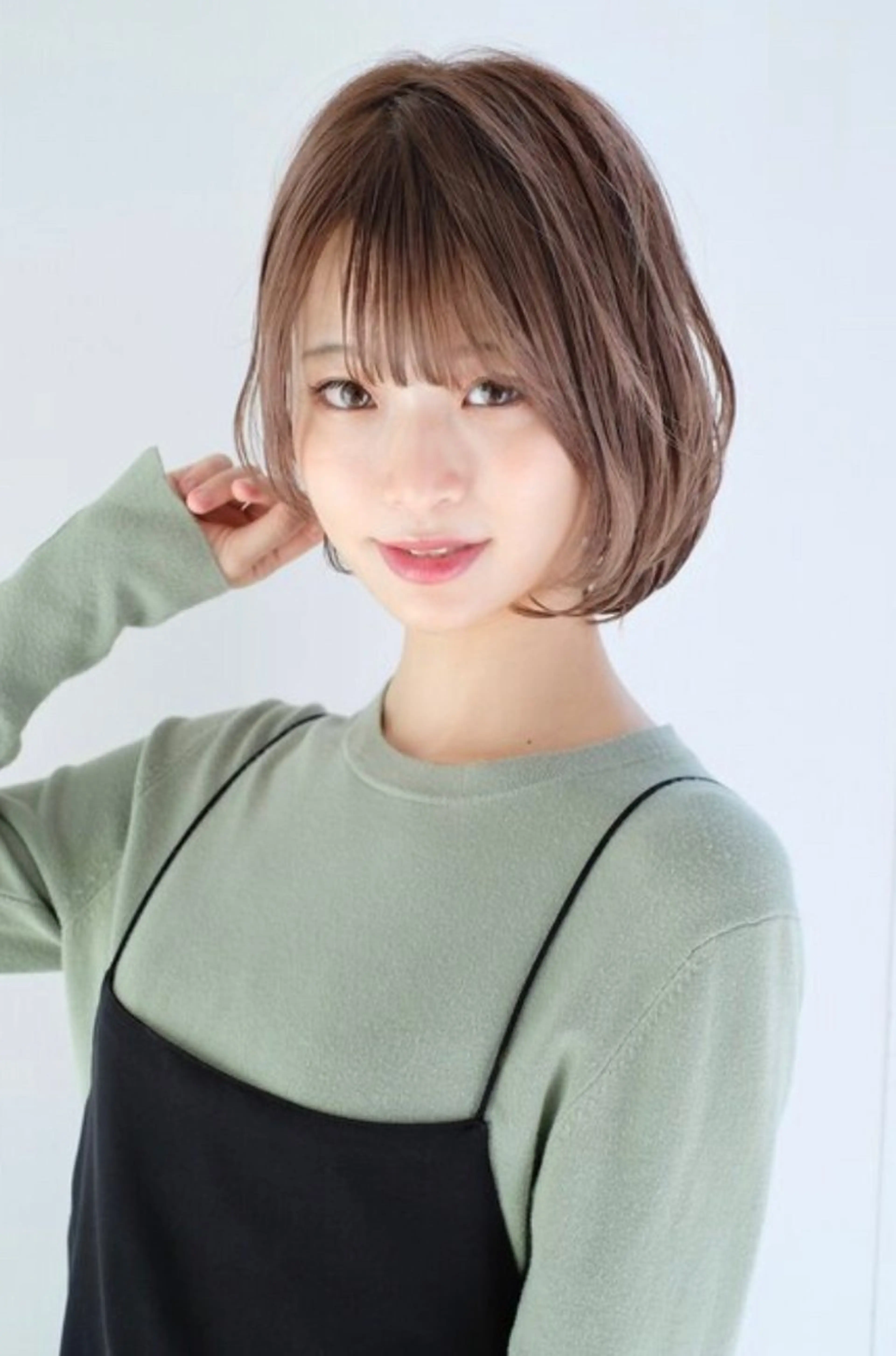 ミディアム ボブ 小顔カット ブリーチなし 寒色カラーのヘアスタイル
