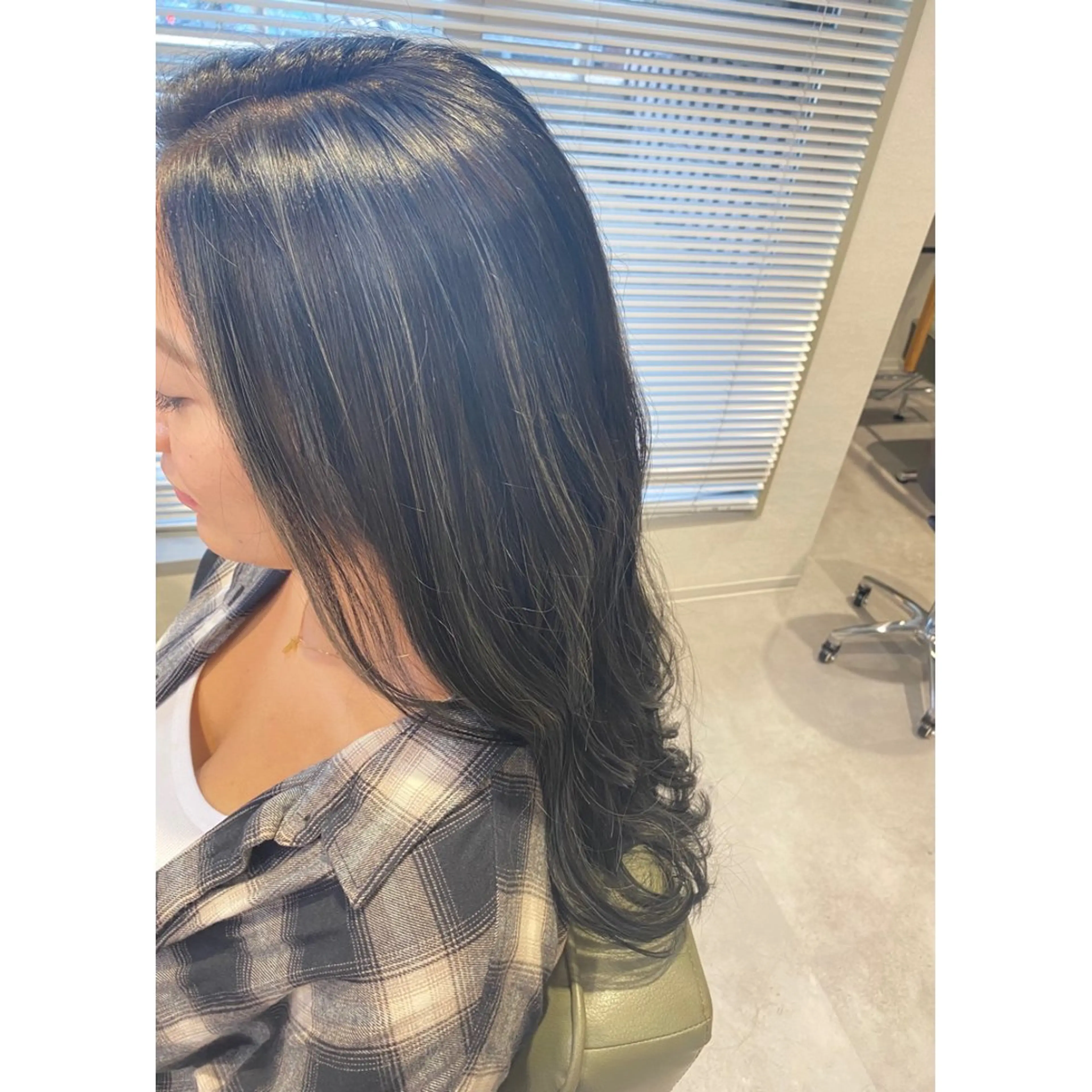 ロング カラー ヘアアレンジ ハイライトカラー オリーブグレー ハイライト カット ヘアカラー 小國 綾かのヘアスタイル
