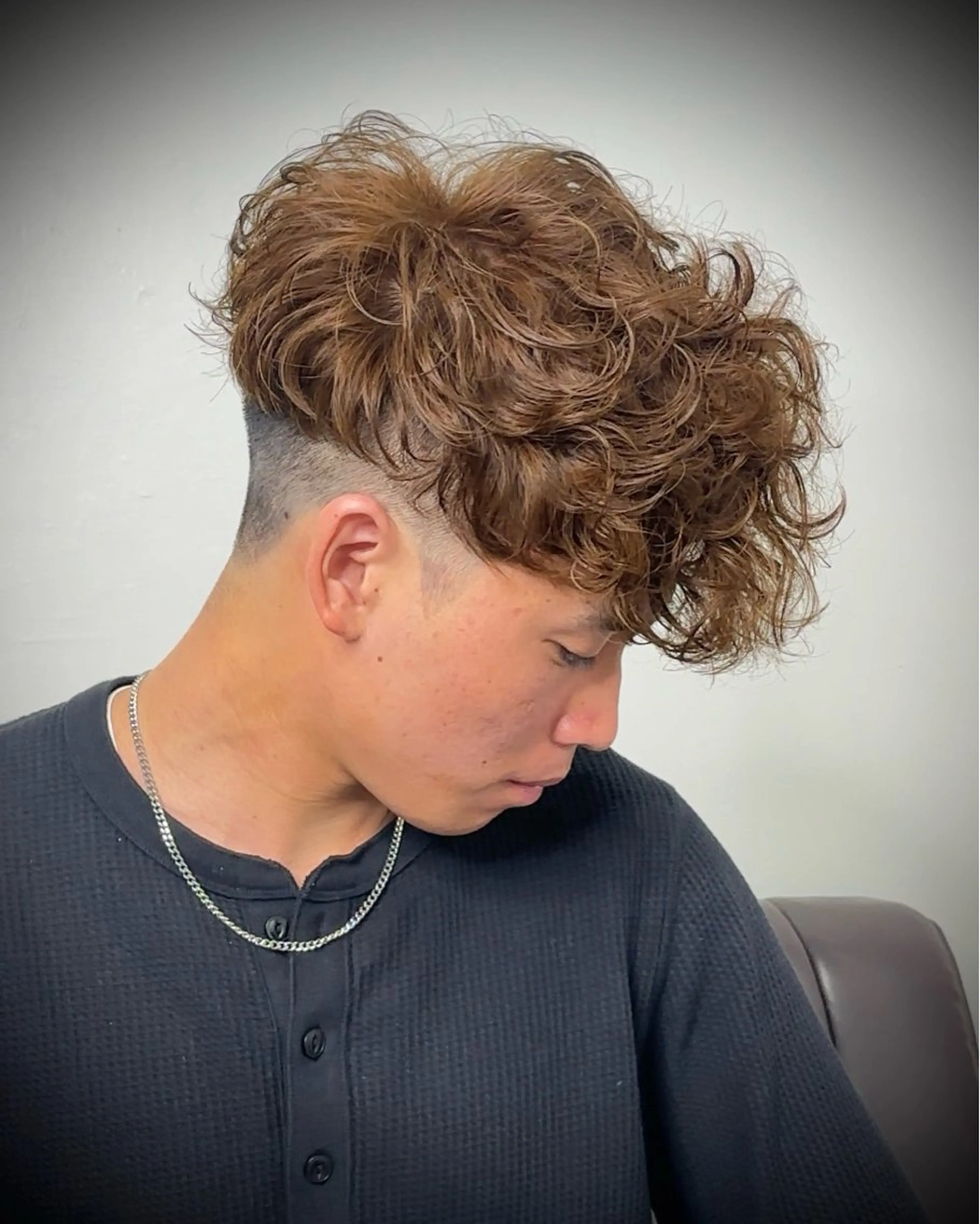 ショート パーマ メンズ スペインカール カット パーマ 金山 慎吾のヘアスタイル