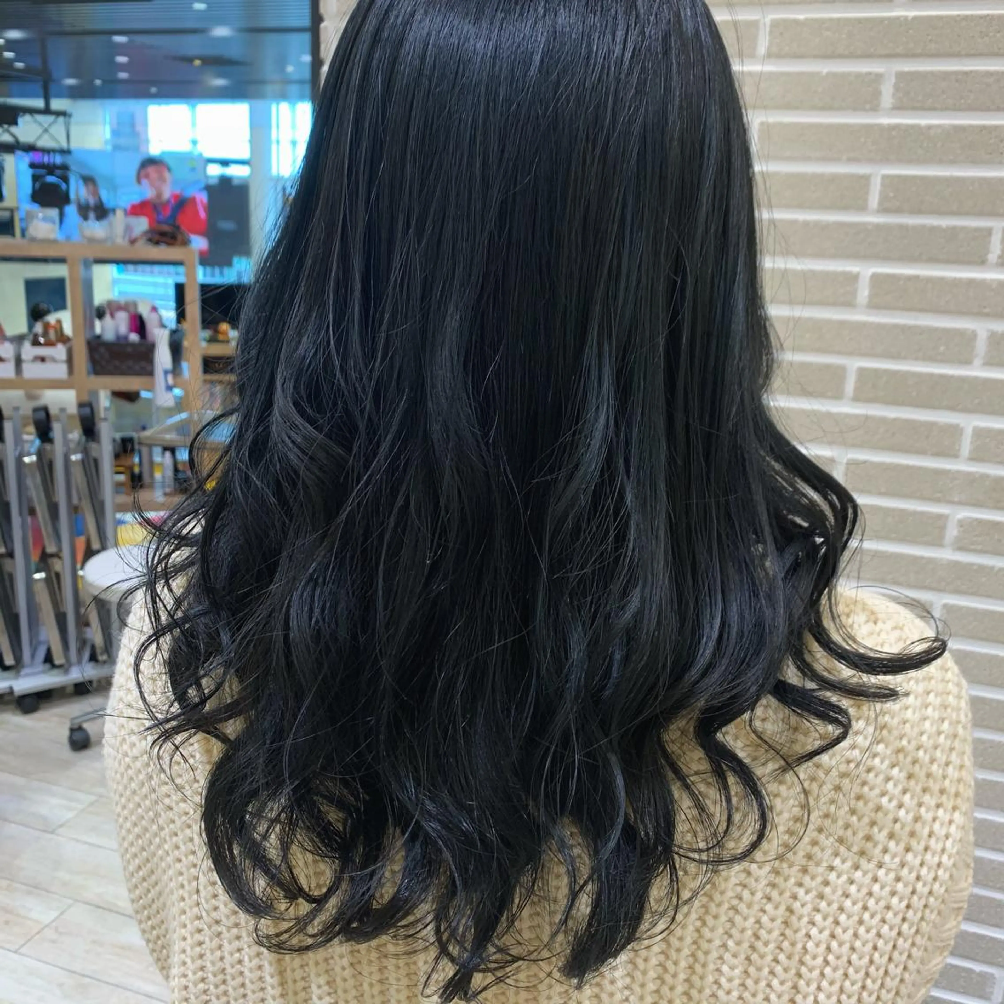 セミロング ヘアカラー amie三ノ宮所属・潟上 菜摘のヘアスタイル