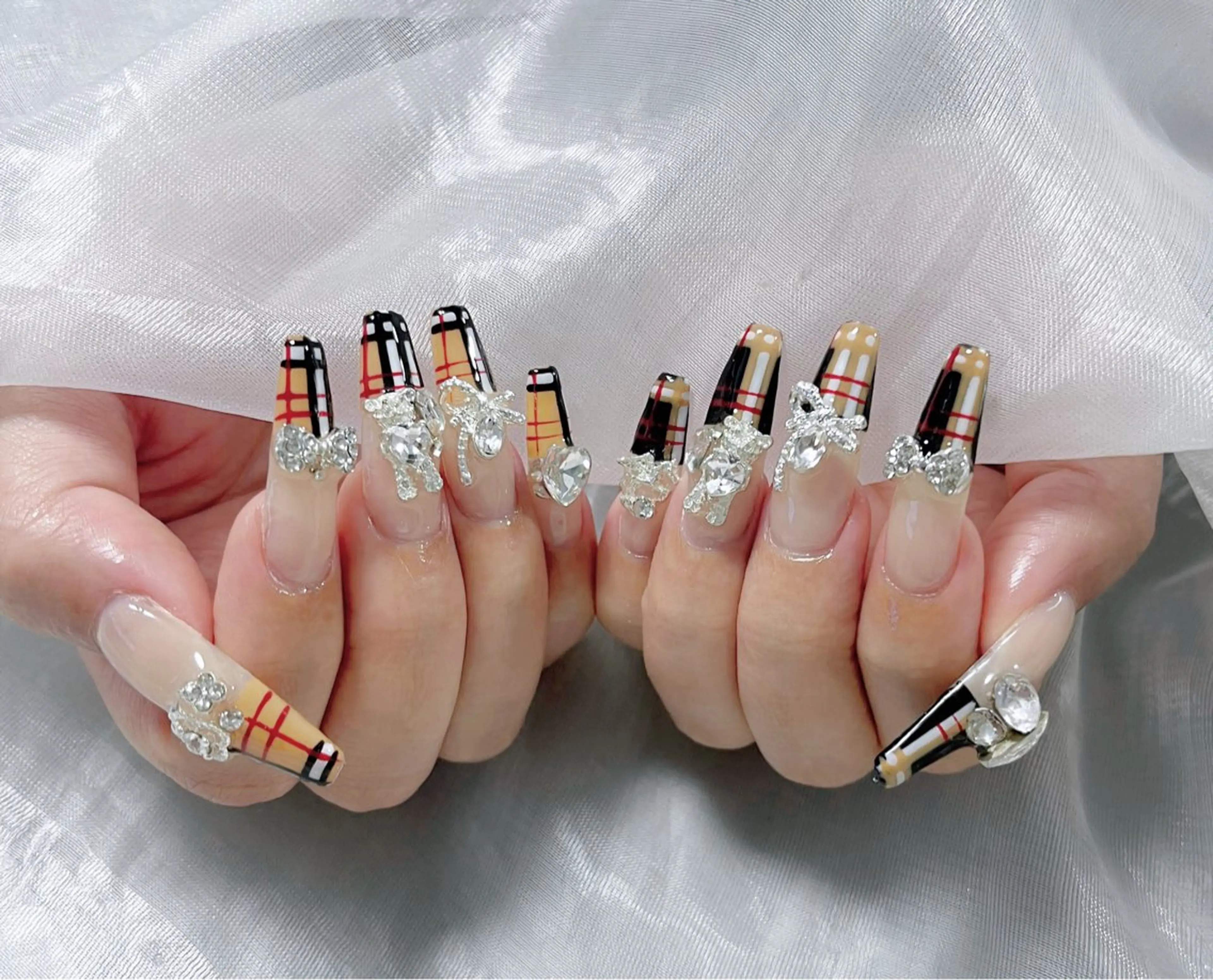 ネイル オーロラネイル クリアネイル フラッシュネイル ジェルネイル グラデーション ハンドネイル Amee Nailsalonのネイルデザイン