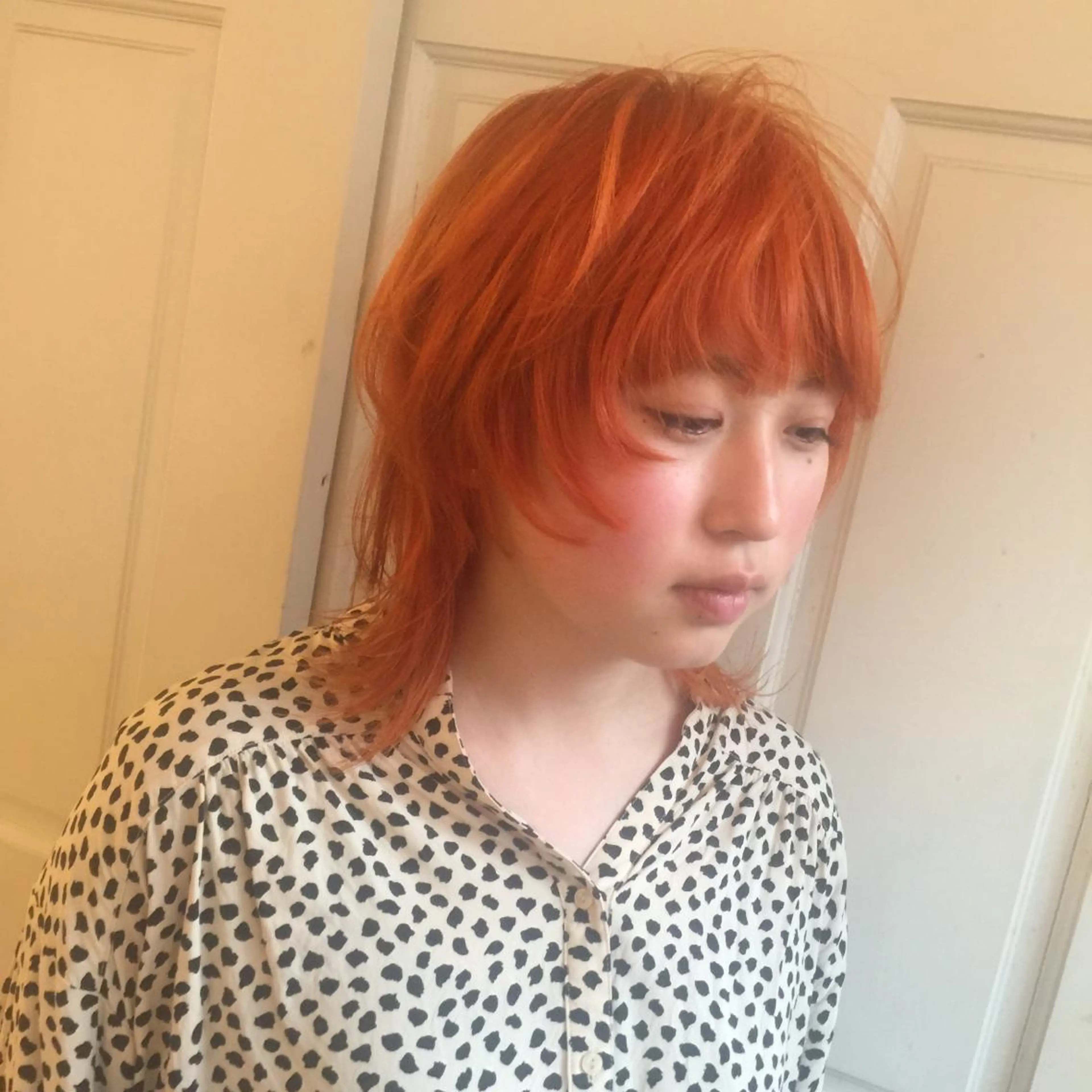 ミディアム カラー オレンジ ウルフカット ホワイト&レイヤーカ ットエクステ長畠俊輔のヘアスタイル