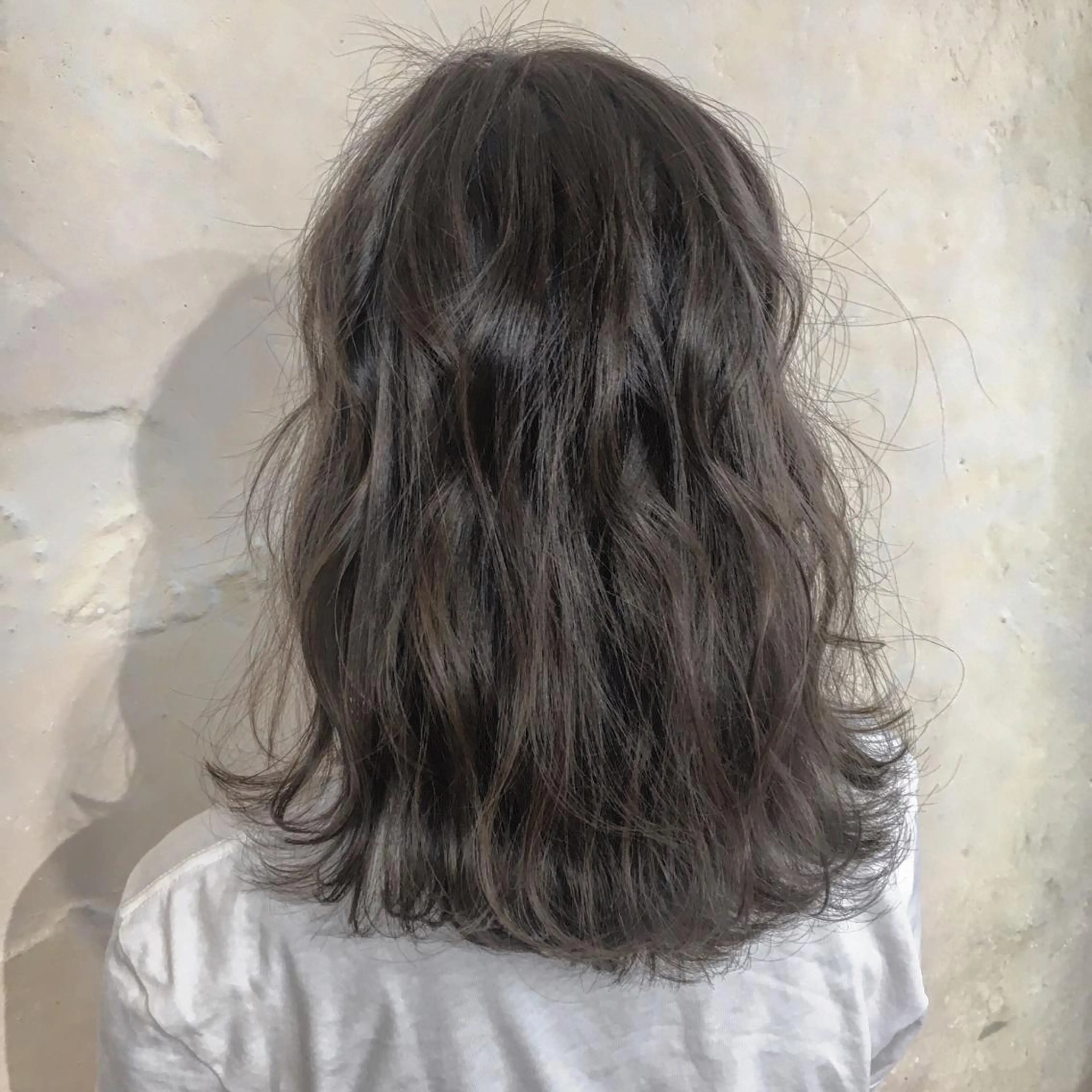 ミディアム カラー パーマ ヘアアレンジ メンズ キッズ ネイル マツエク・マツパ センターパート マッシュ アッシュ グラデーションカラー ナチュラル 角床直哉 カラーカットNO 1のヘアスタイル