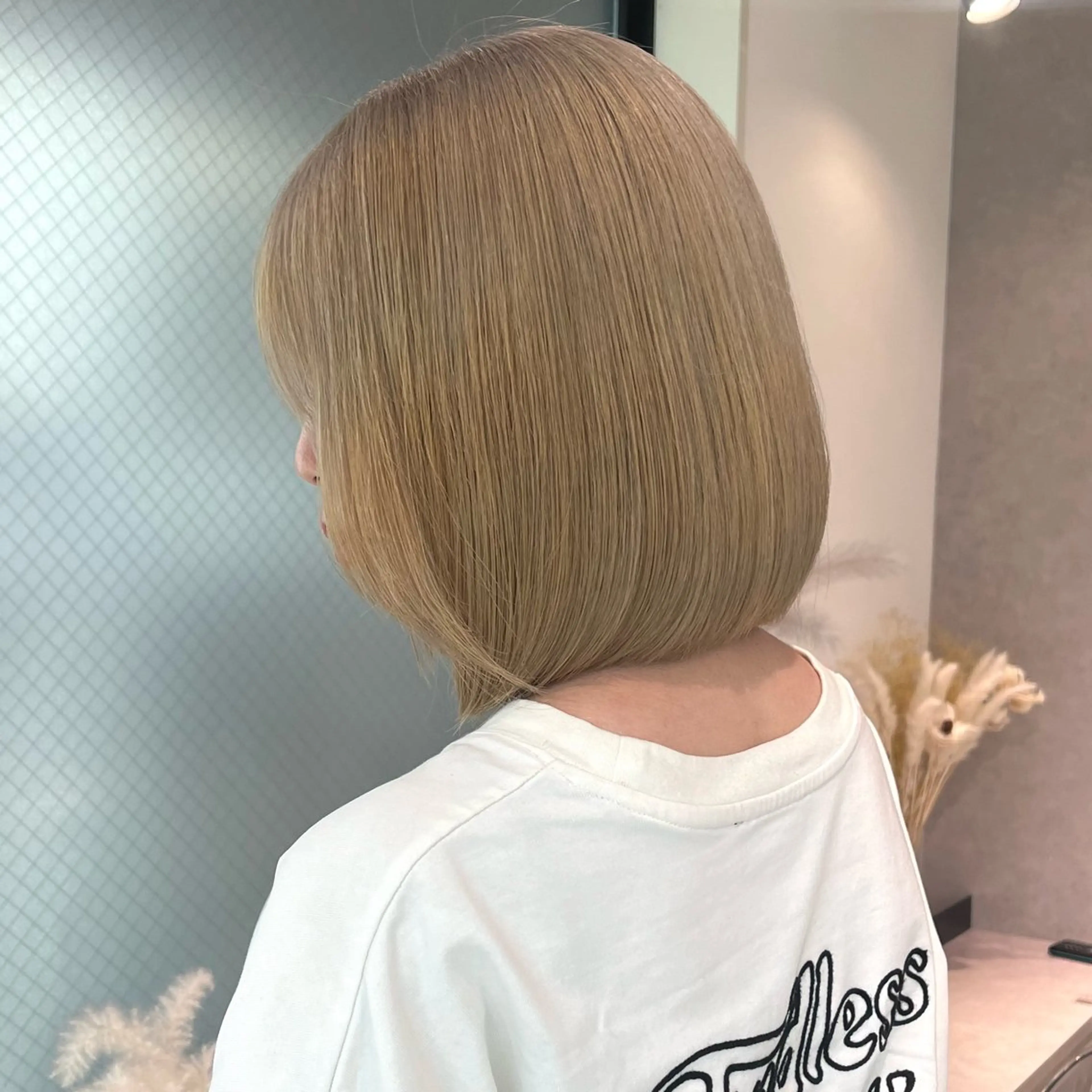 ショート カラー ベージュカラー ホワイトベージュ ヘアカラー Qin所属・ハイトーン特化 🌟  ミキのヘアスタイル