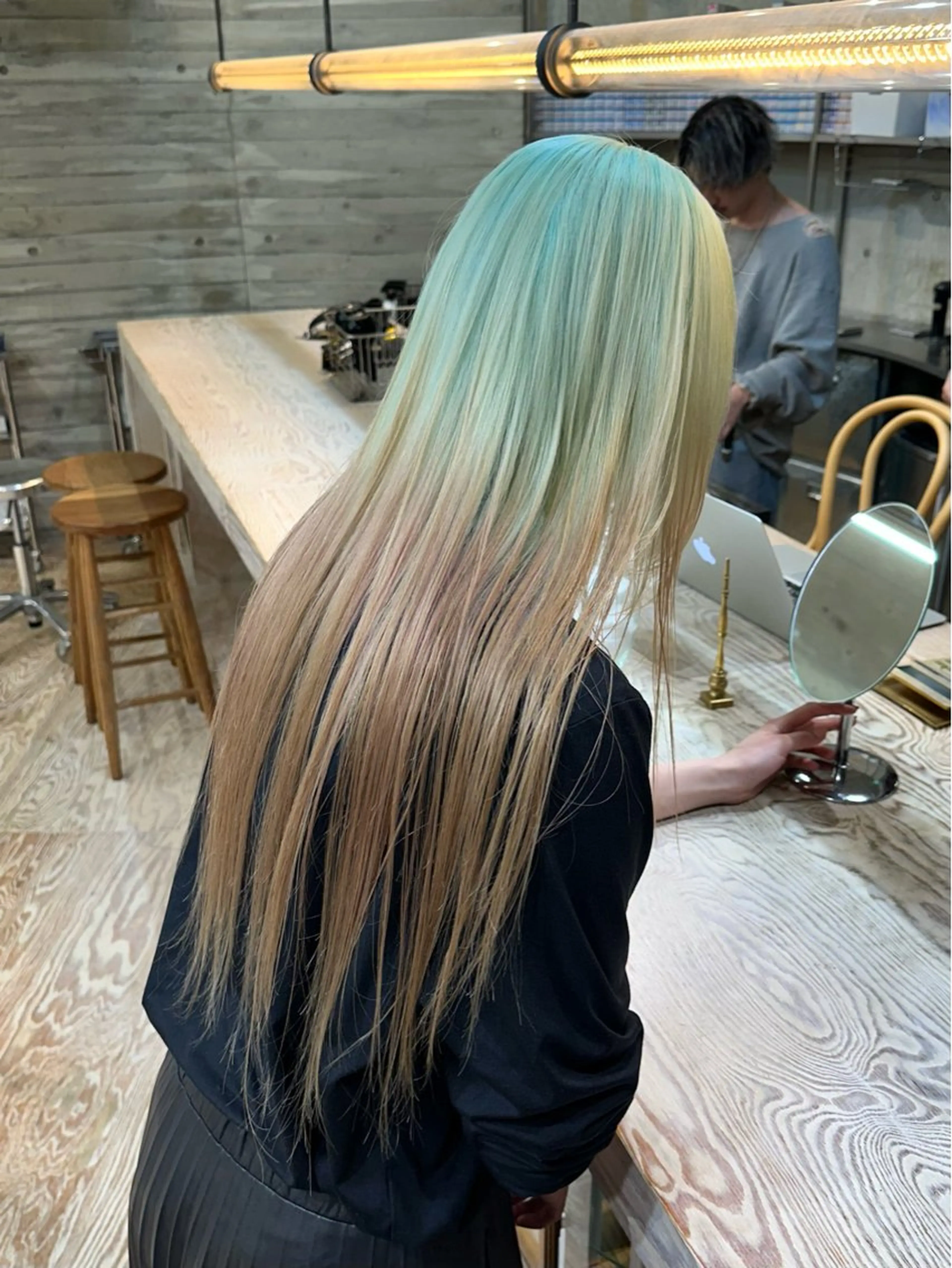 カラー 抜きっぱなしブロンド ササキカズマのヘアスタイル