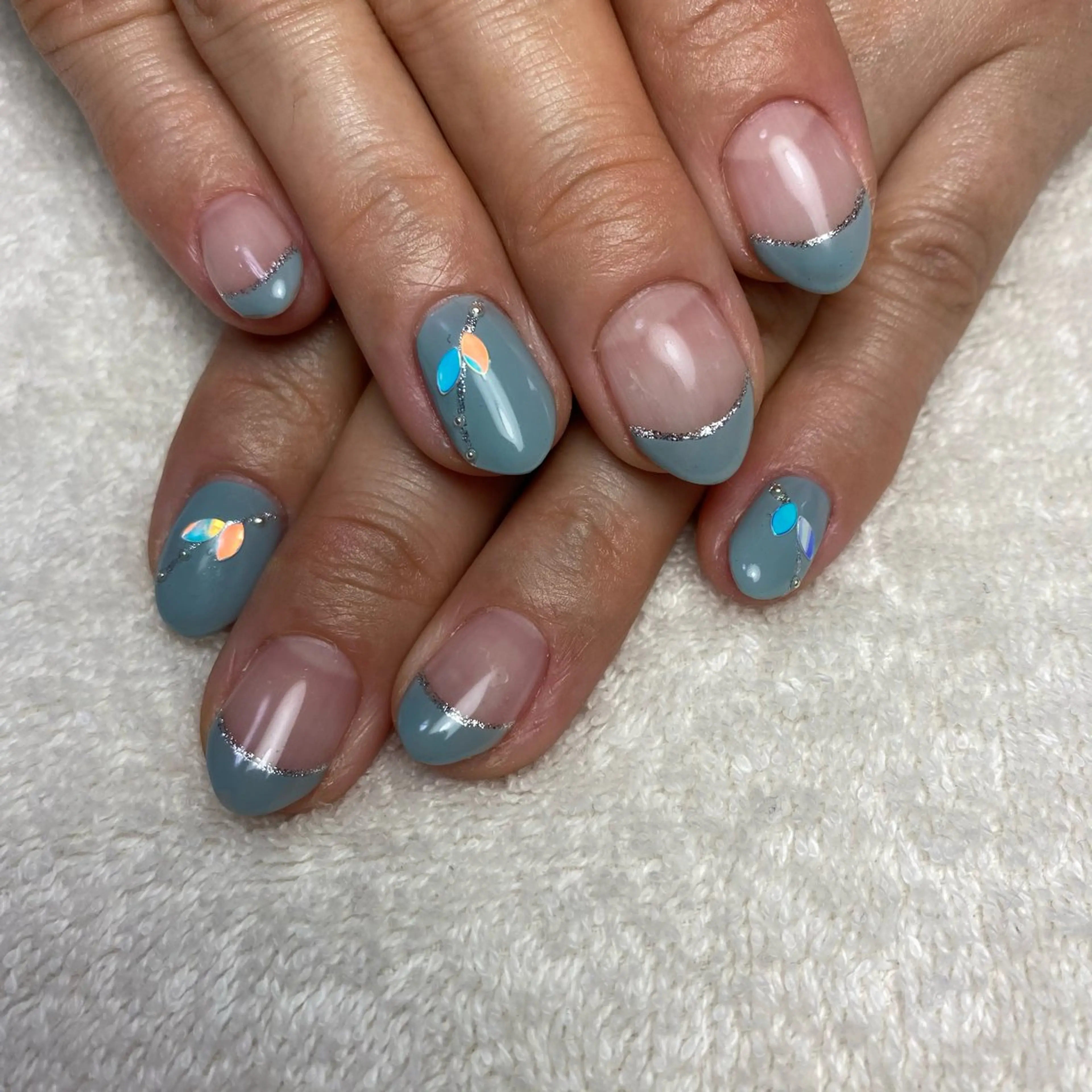 ネイル フレンチネイル ホログラムネイル 夏ネイル ハンドネイル COCO+所属・COCO +のエステ・リラクイメージ