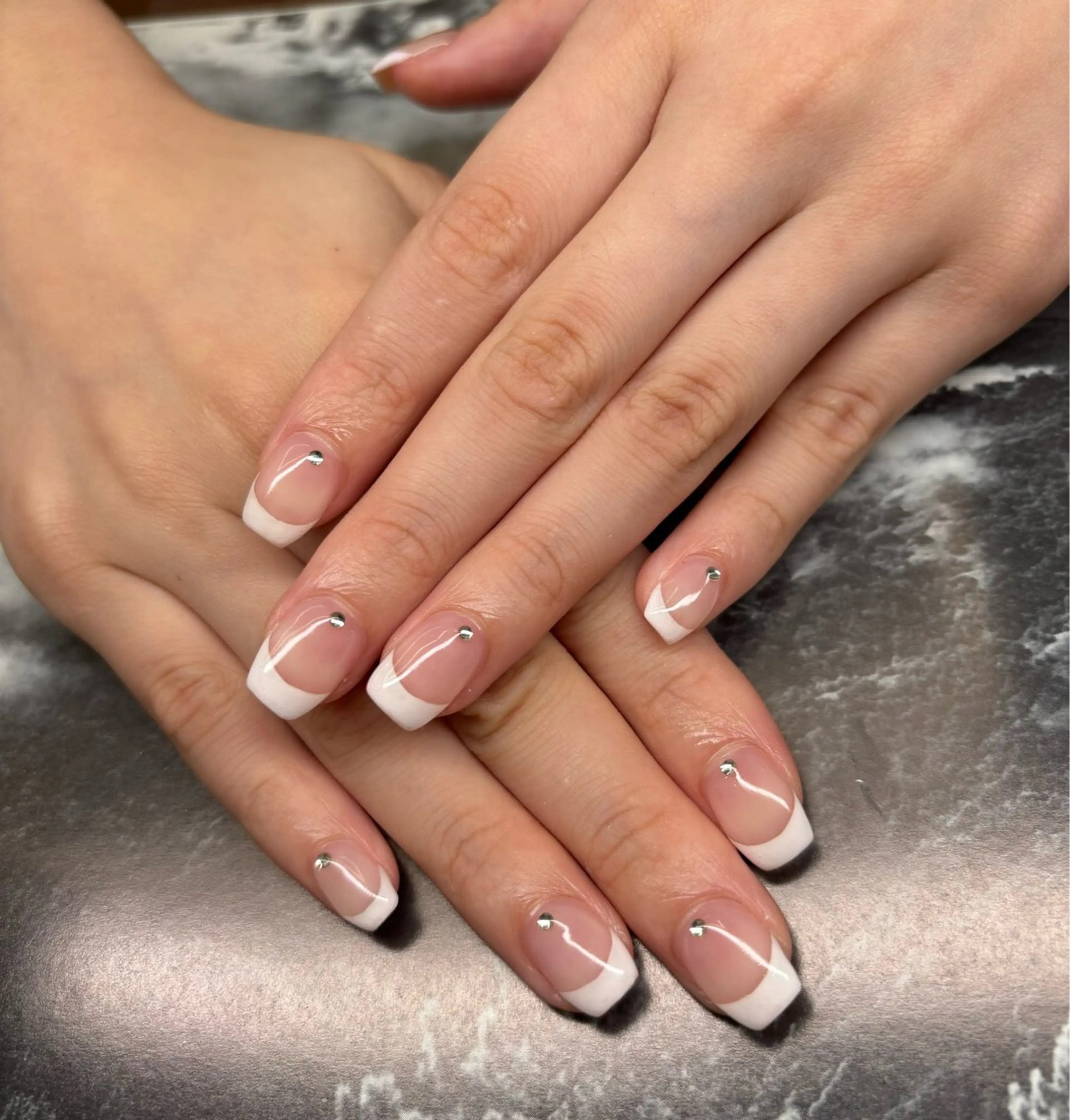 ネイル フレンチネイル ストーンネイル ハンドネイル era Sahoのネイルデザイン