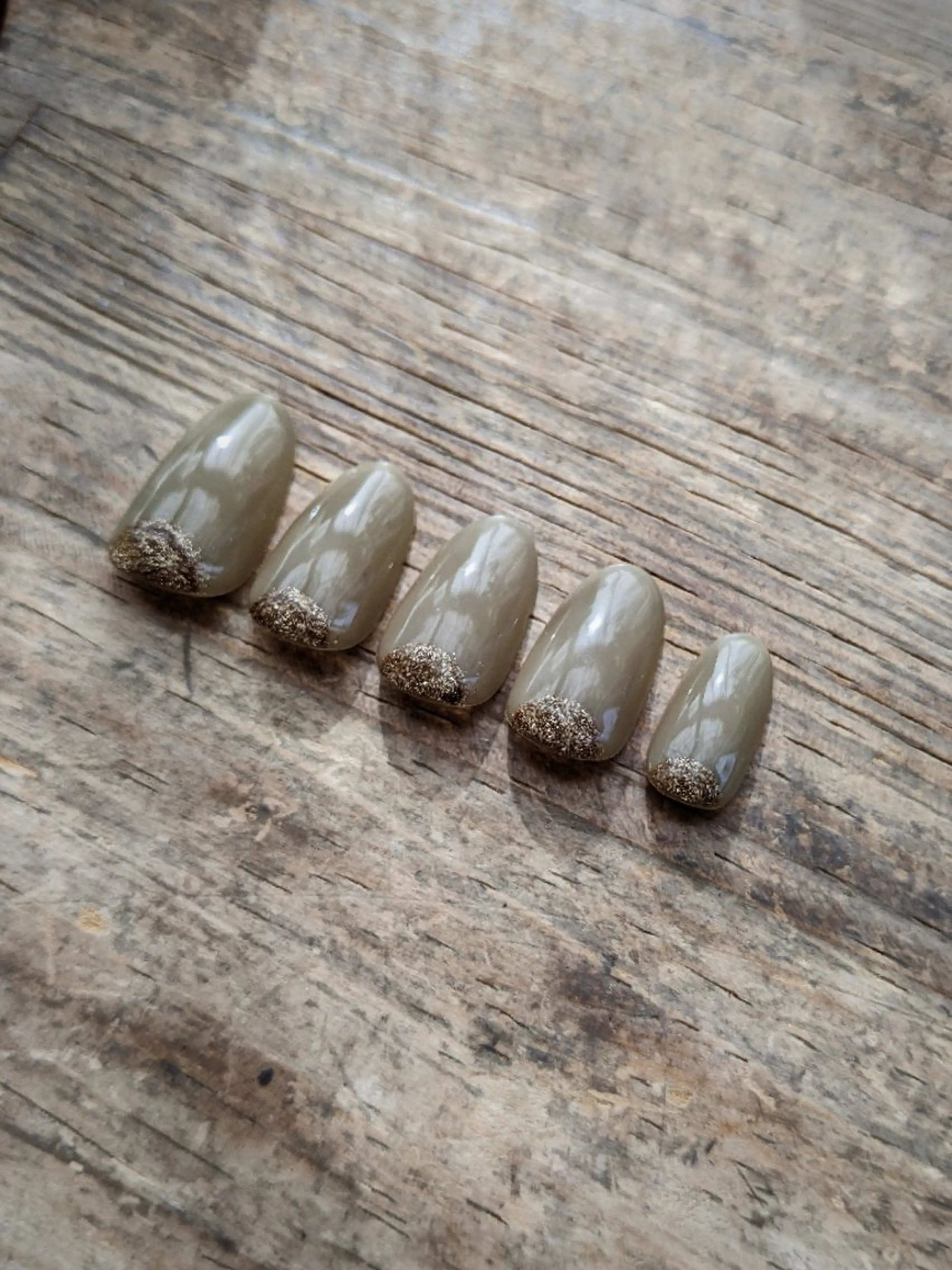 ネイル ゴールド シンプルネイル ハンドネイル LuN Nail Design Salon所属・Y Chisaのネイルデザイン