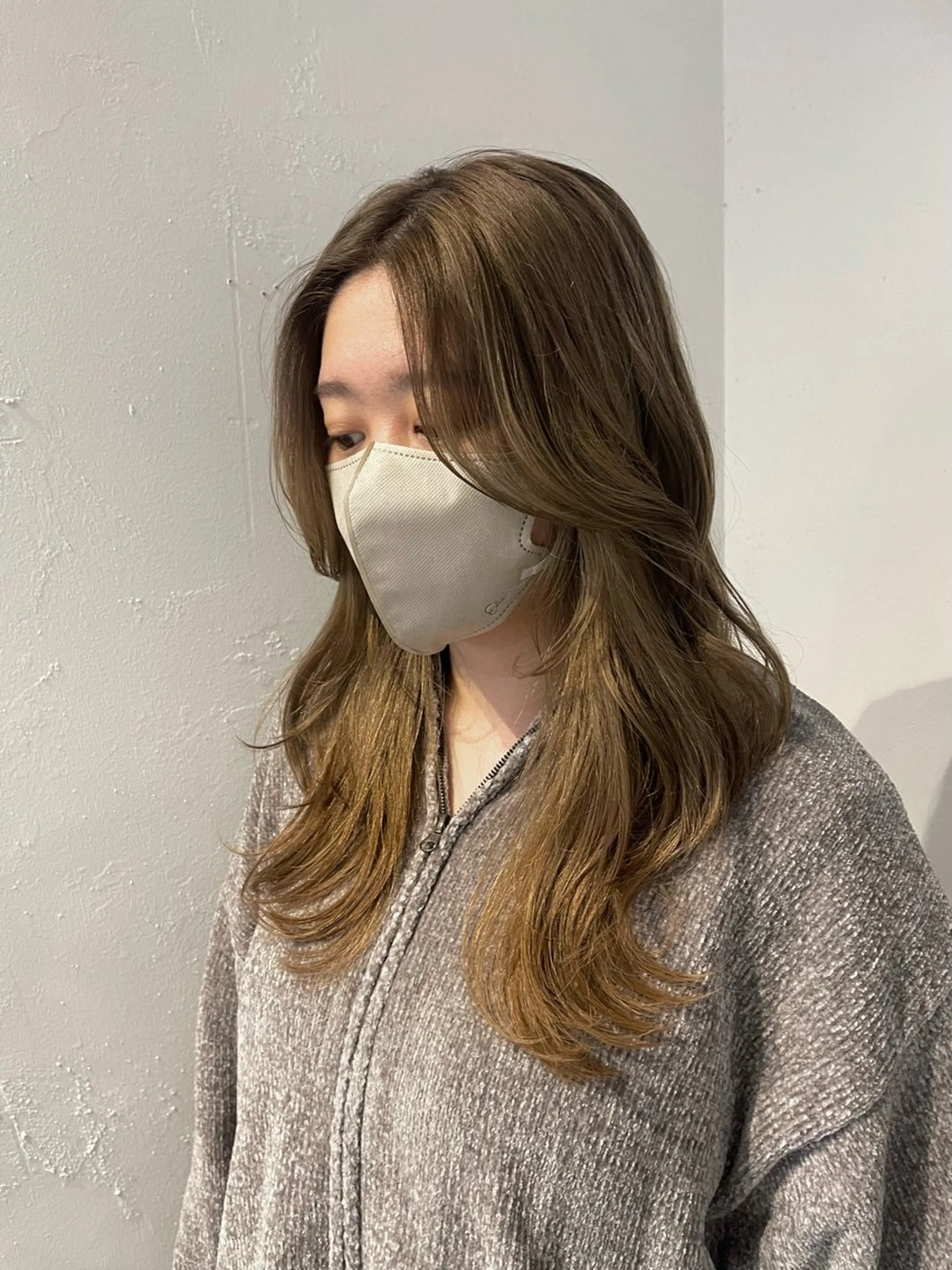 ロング ヘアアレンジ くびれヘア レイヤーカット ウルフカット mina / 透明感ベージュカラーのヘアスタイル