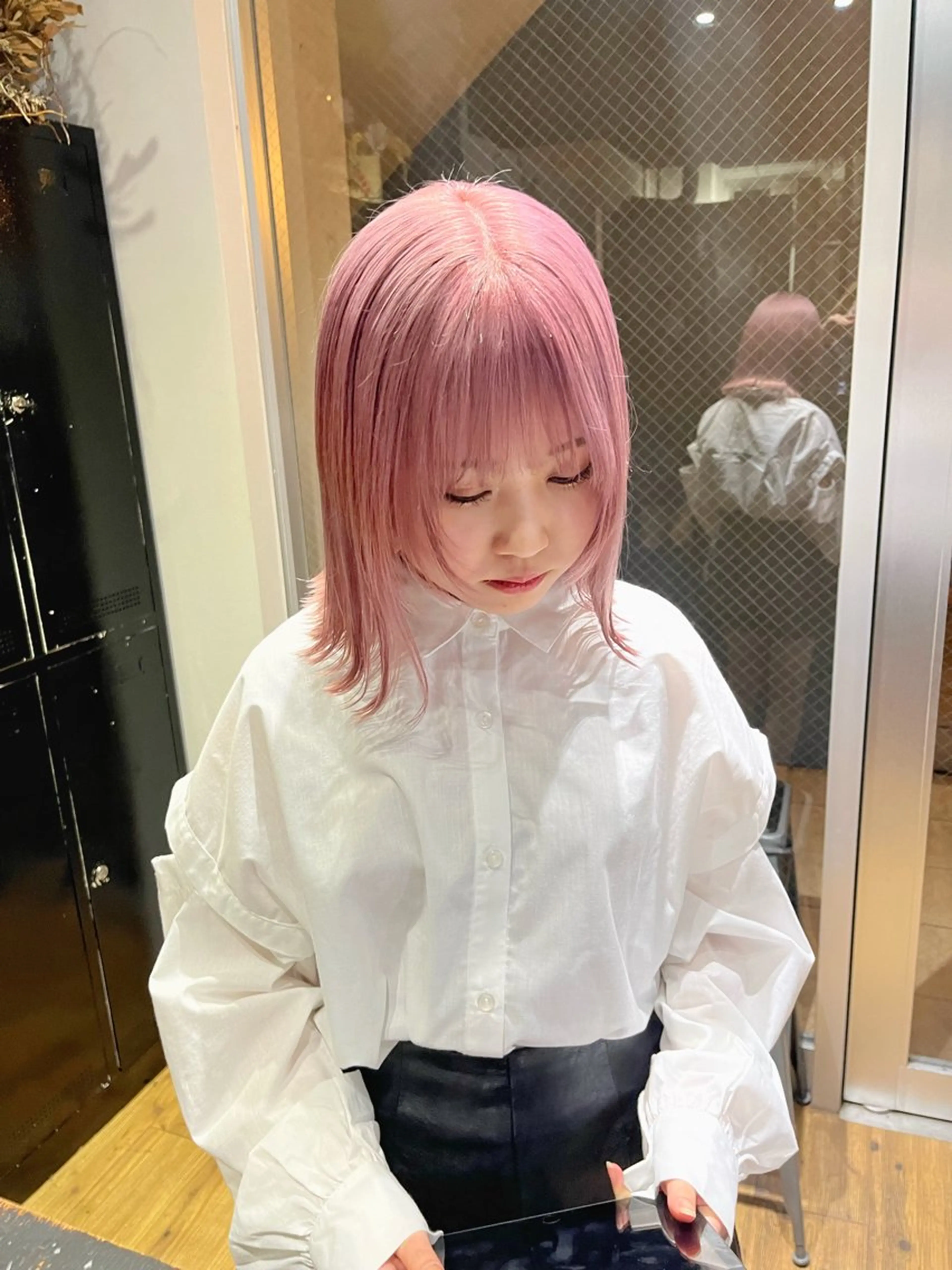 ショート カラー ベージュカラー ピンクカラー ピンクベージュ ホワイトピンク 顔まわりレイヤー カット ヘアカラー トリートメント ミルクティーベージュ 🌿店長　清水ひとみのヘアスタイル