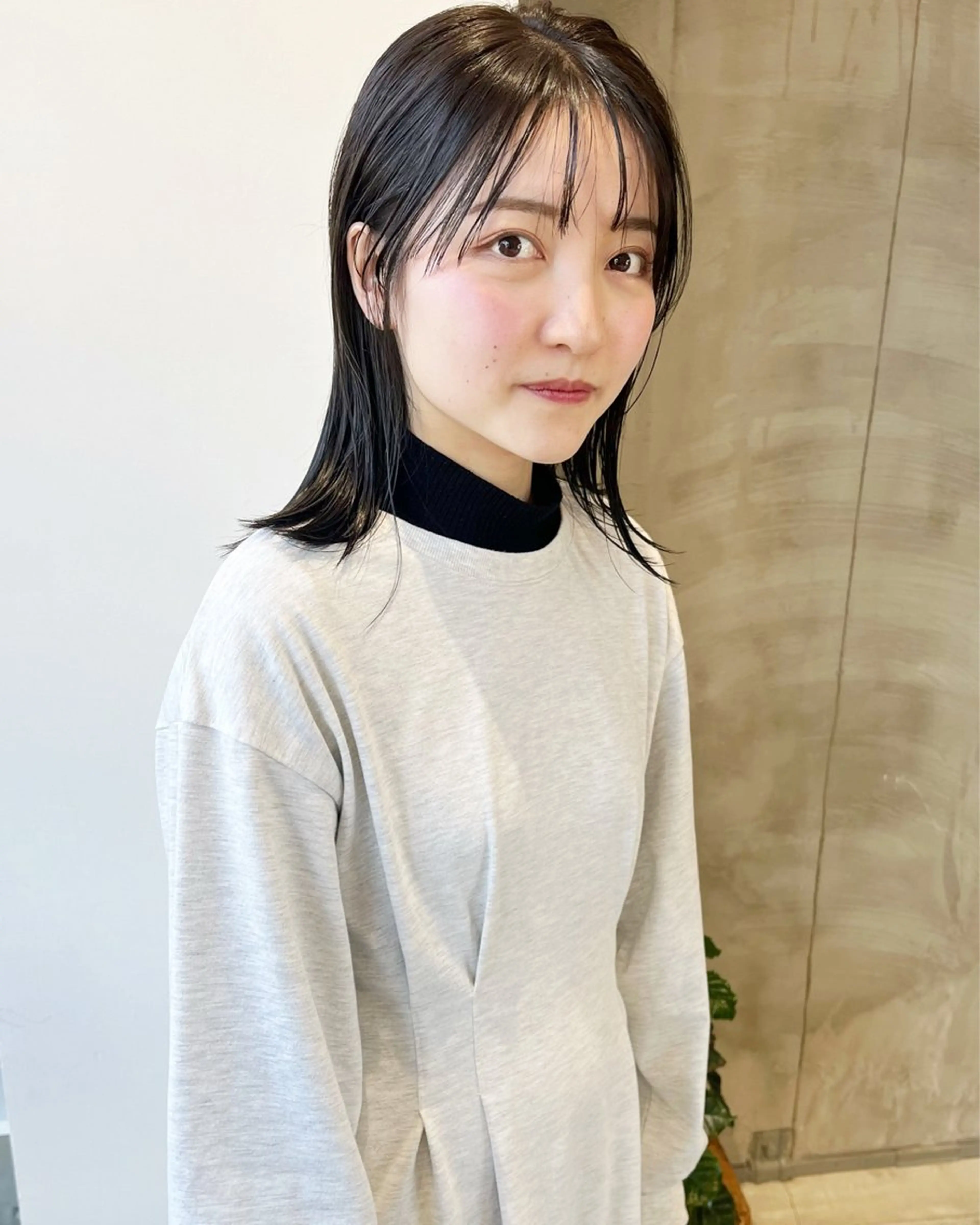 ミディアム カラー オリーブカラー 鈴木 美紅のヘアスタイル