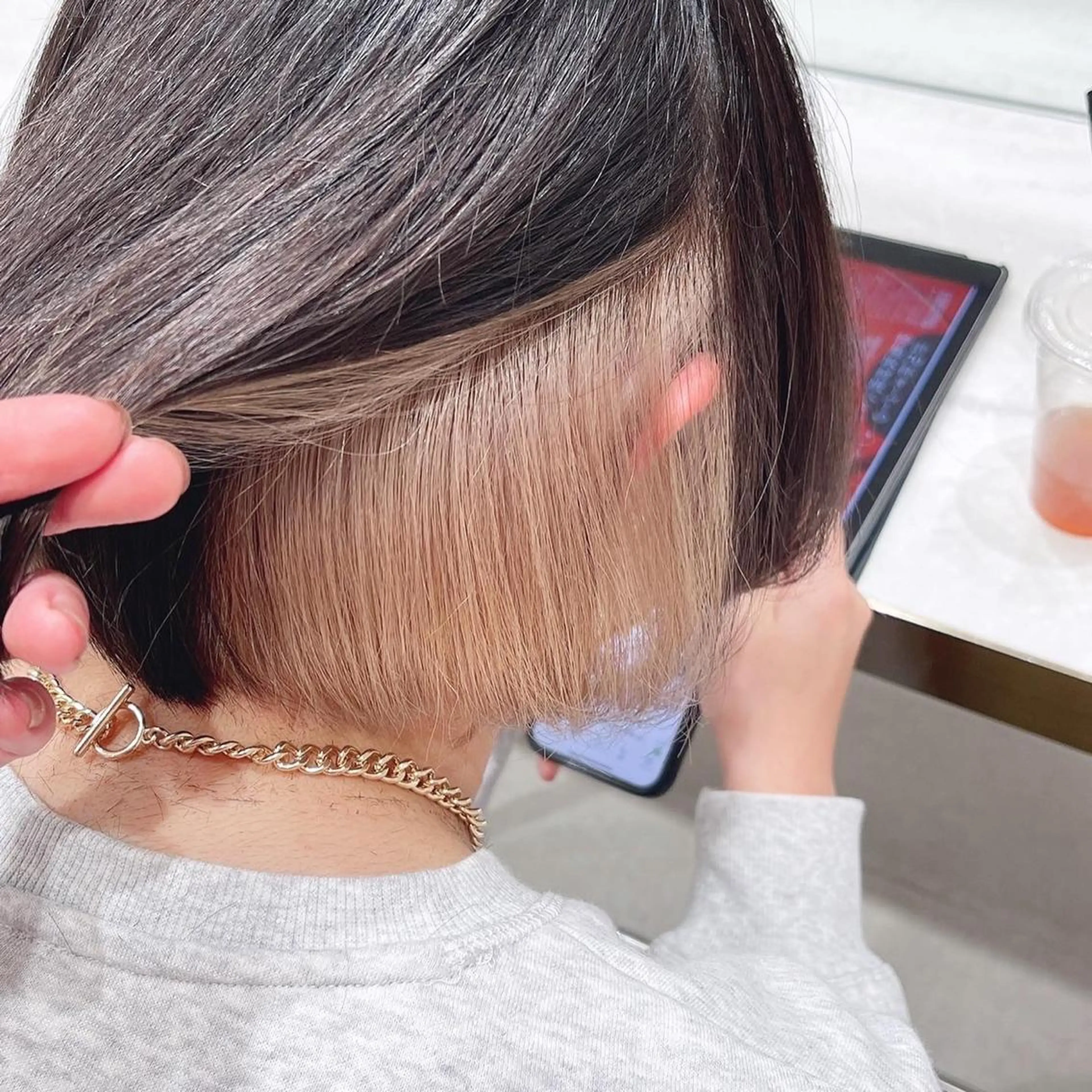 ショート カラー 切りっぱなしボブ 前下がりボブ ベージュカラー ブリーチ グレージュ カット ヘアカラー トリートメント ニュアンスレイヤー ハイトーンカラーのヘアスタイル