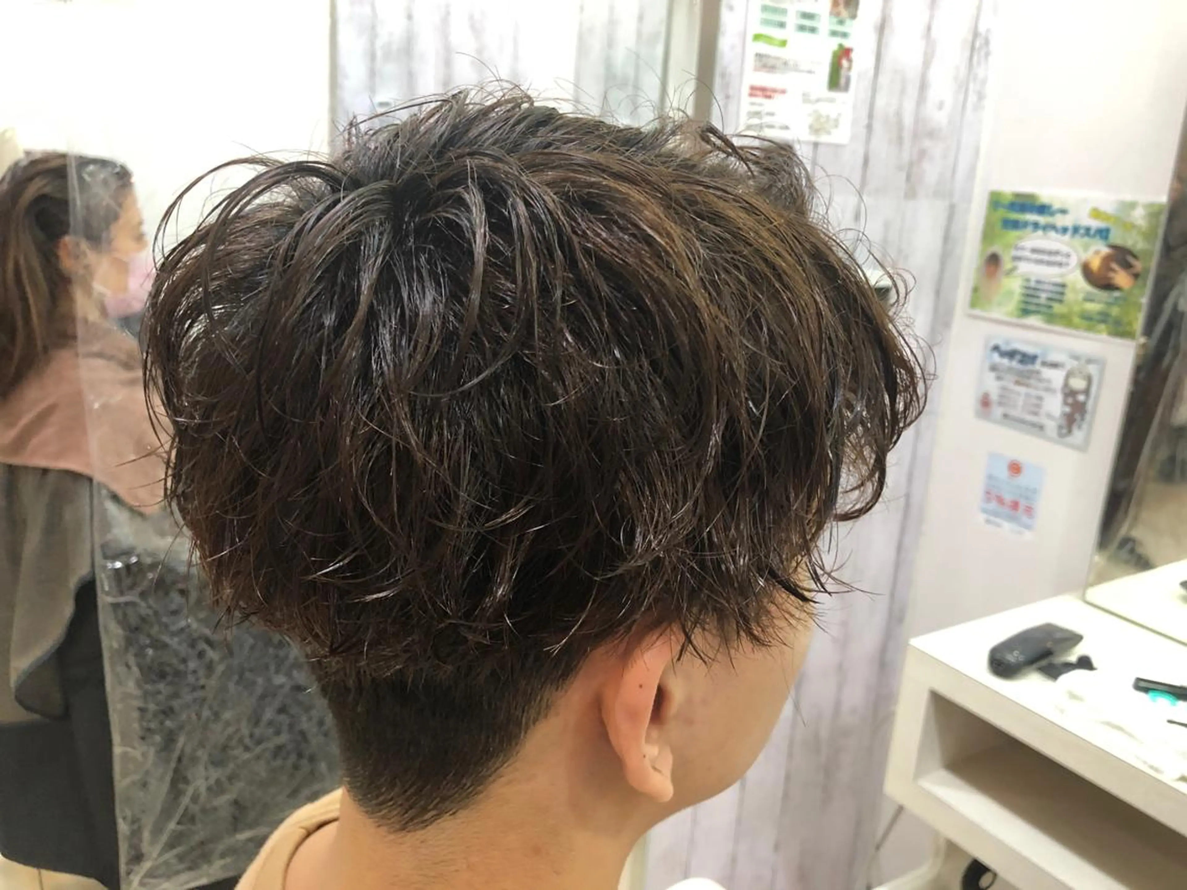 ショート メンズ センターパート メンズパーマ くせ毛 カルマ・ニュアンス パーマ　須田龍世のヘアスタイル
