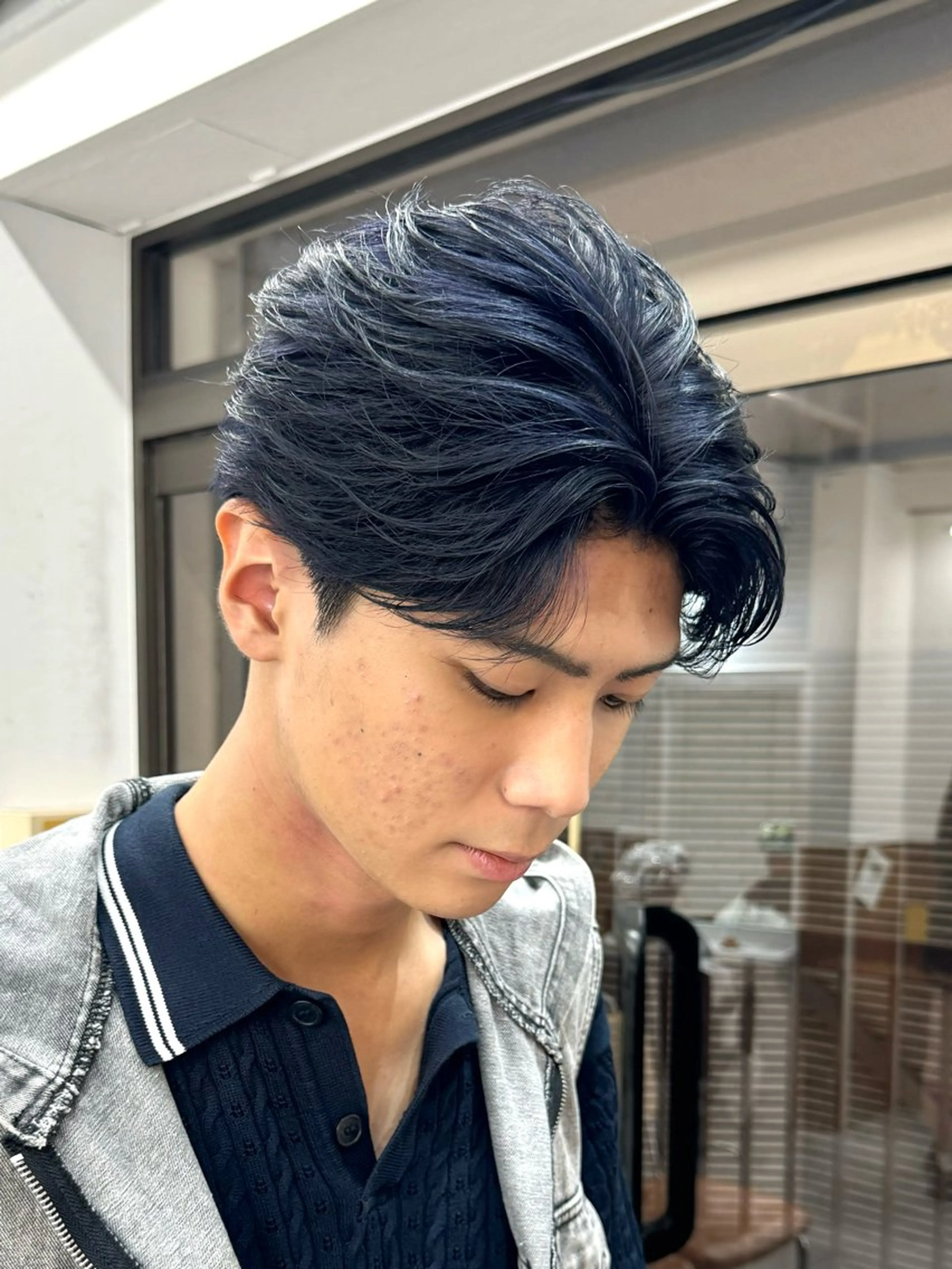 カラー メンズ メンズブリーチ 黒髪 ブリーチ ブルーカラー ブルーブラック カット ヘアカラー シャドウパーマ/ 波巻パーマYu-Kiのヘアスタイル