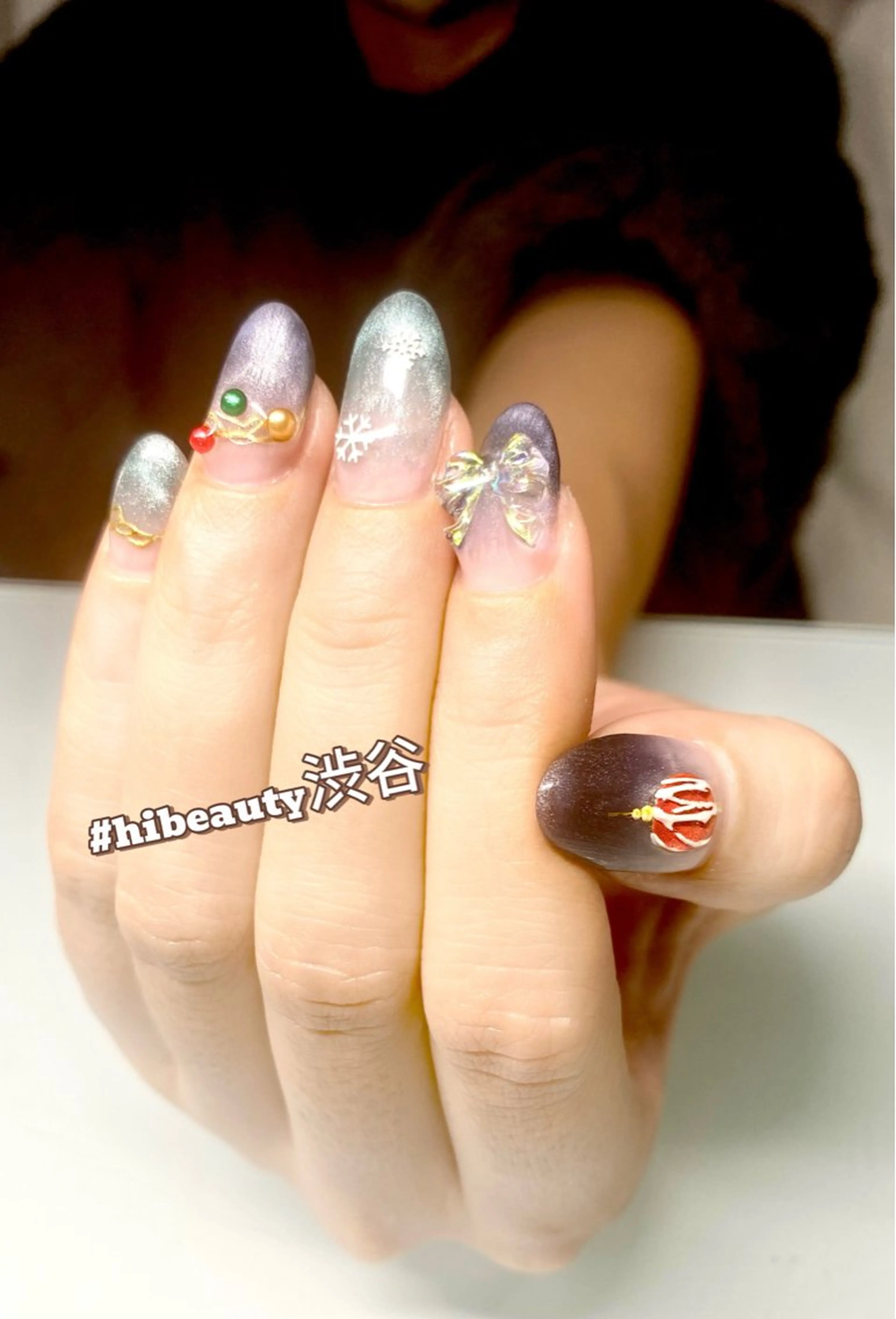 ネイル 冬ネイル クリスマス ハンドネイル Hi Beauty 渋谷(ネイル、ハイパーナイフ6、脂肪れいきゃく、マッサージ&エステサロン)所属・Hi beauty 渋谷のネイルデザイン