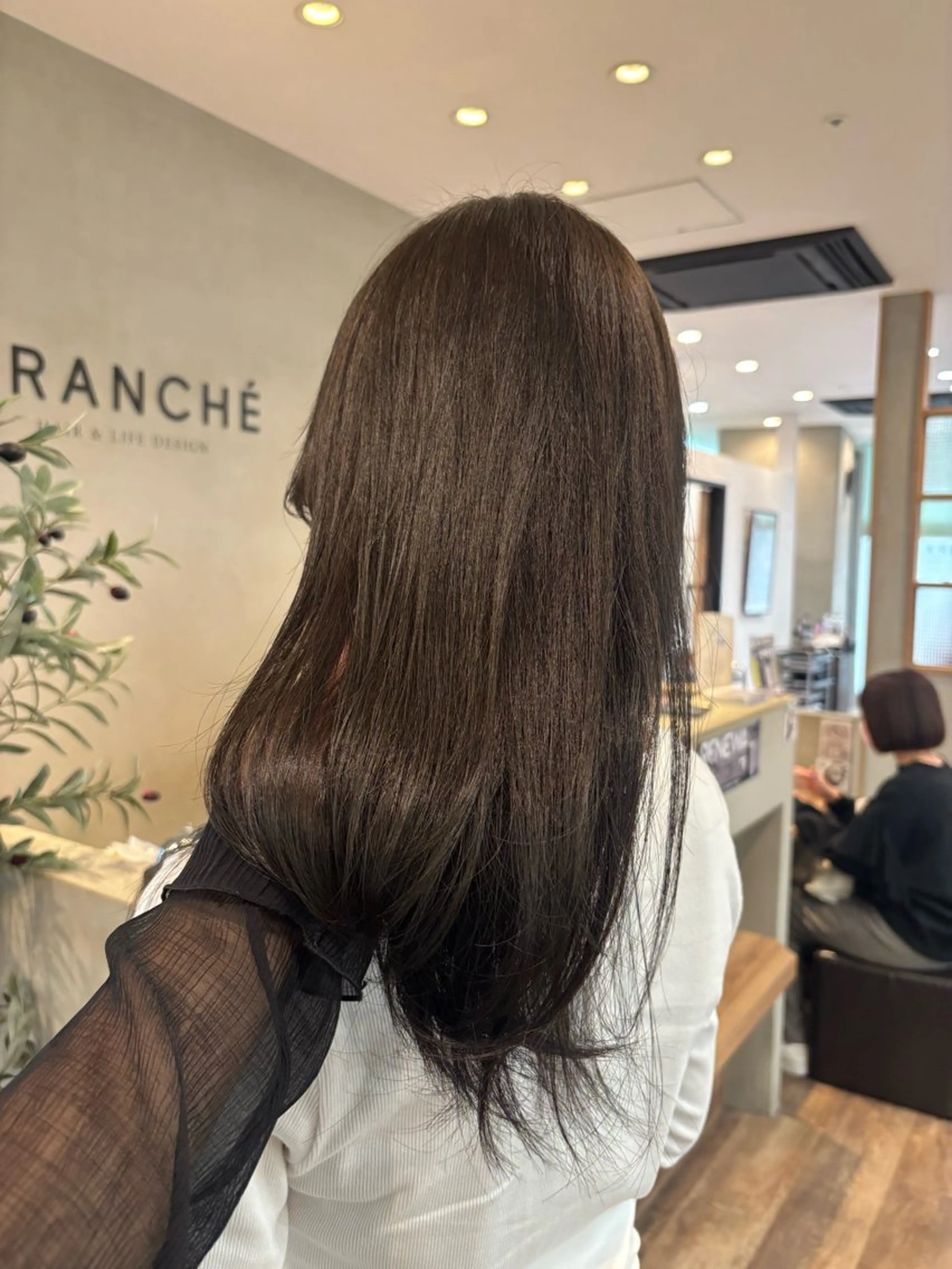 セミロング カラー オリーブカラー カット ヘアカラー 髙木琉菜 レイヤー/艶カラーのヘアスタイル