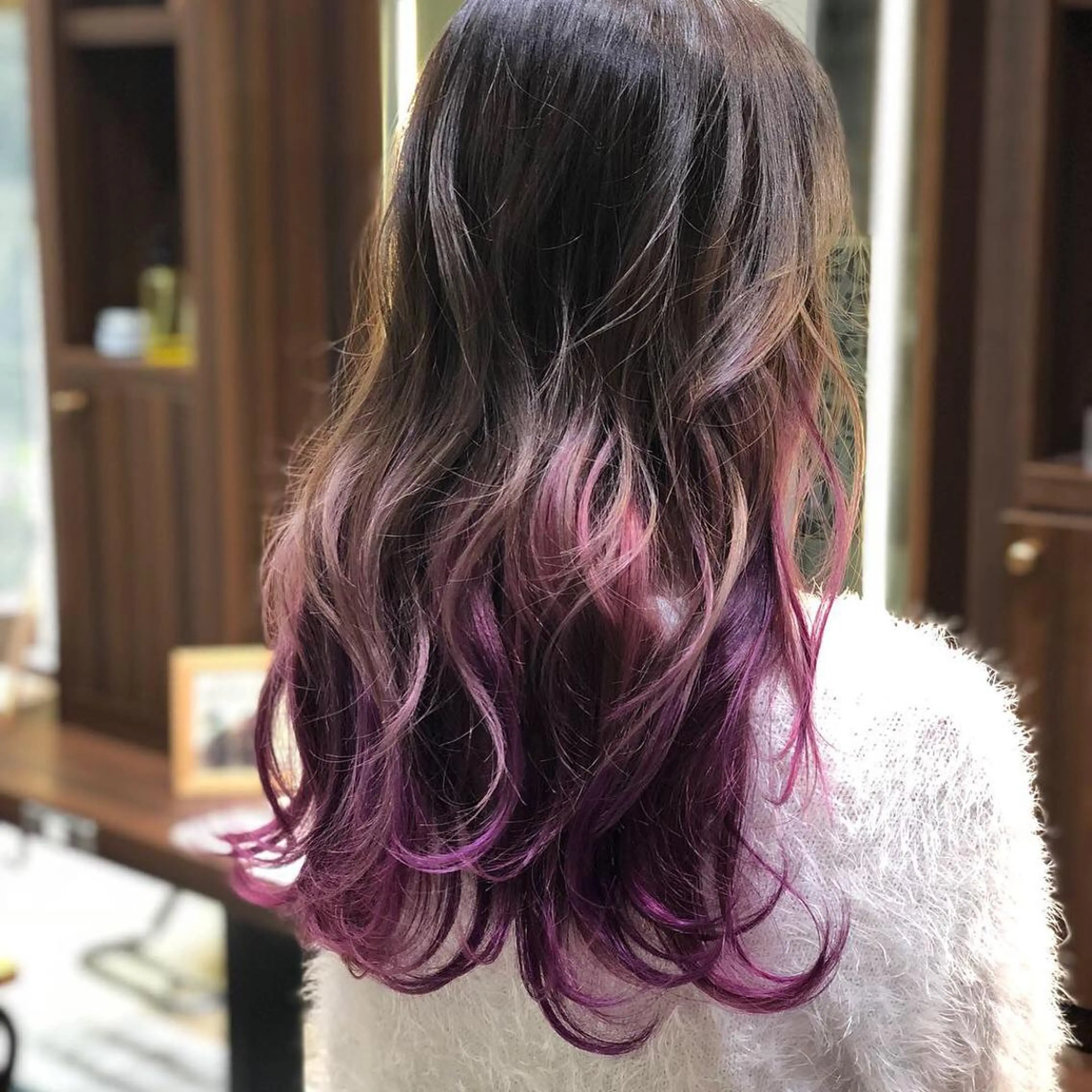 ロング カラー グラデーションカラー ピンクカラー バイオレットカラー 松本 明日可のヘアスタイル