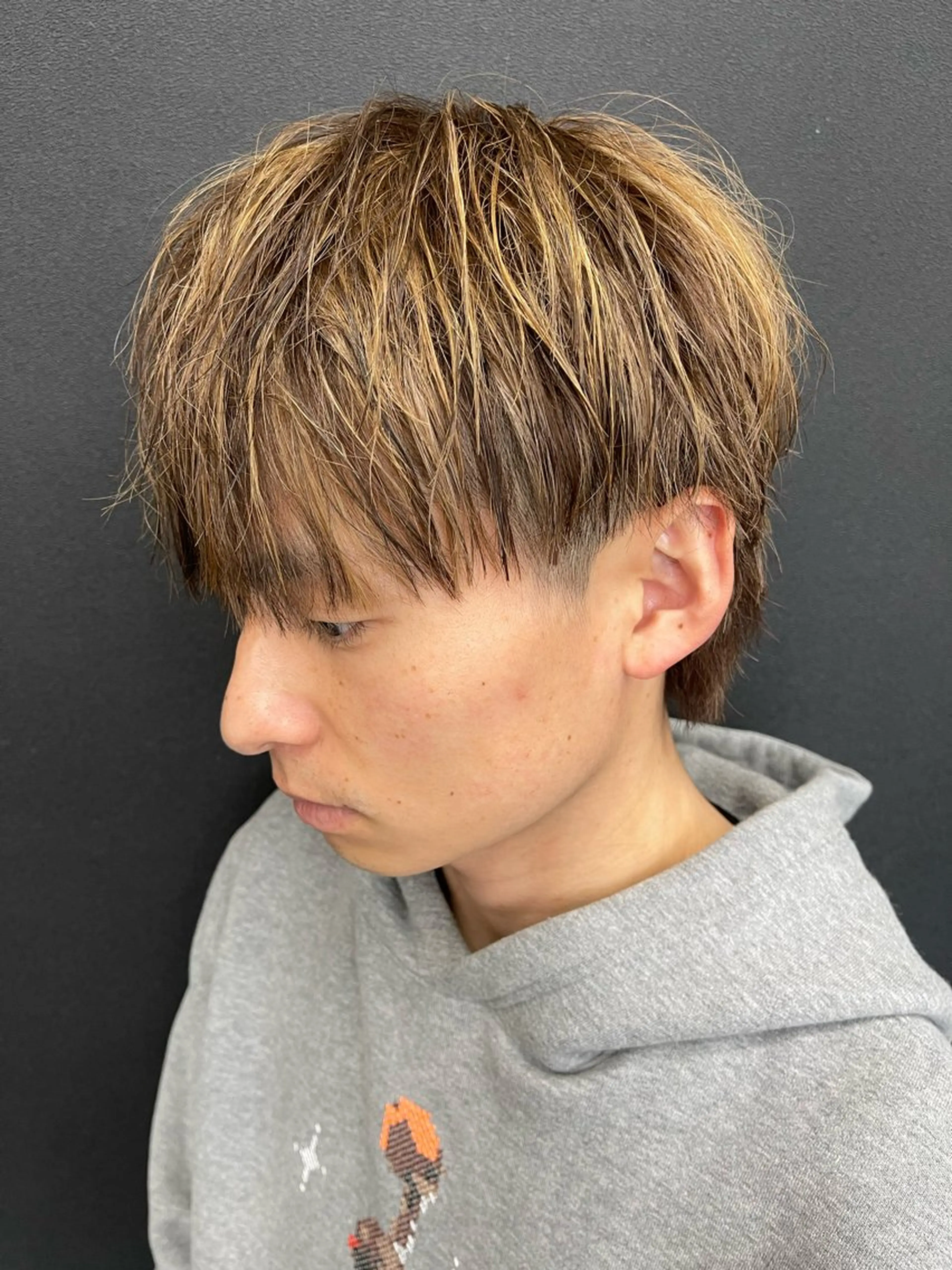 ミディアム カラー メンズ メンズブリーチ メンズハイライト ベージュカラー ブリーチ ハイライトカラー カット ヘアカラー トリートメント beautystadium529所属・高橋 裕利のヘアスタイル