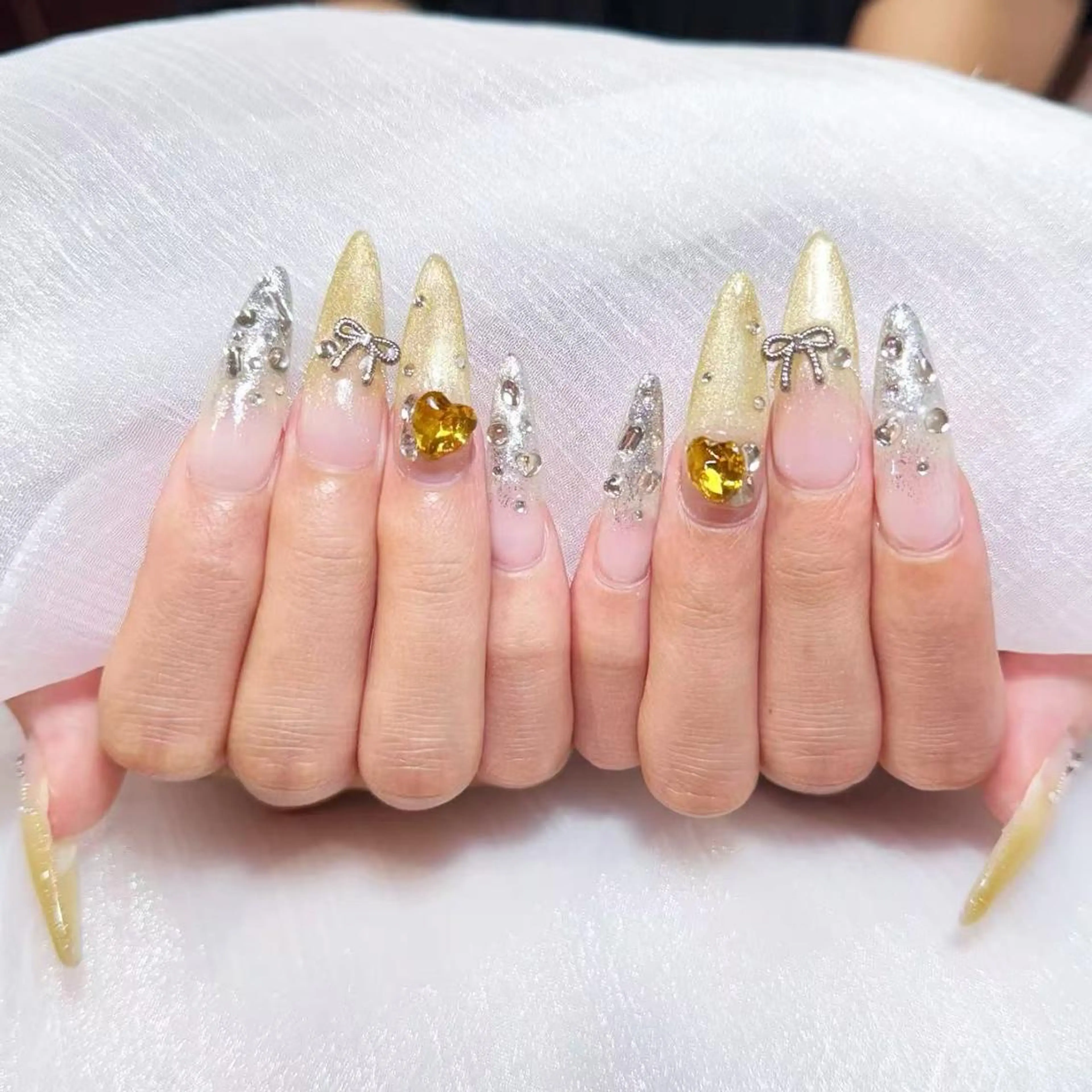 ネイル アートネイル オーロラネイル ガーリー キラキラネイル マグネットネイル ハンドネイル YOYO 💅のネイルデザイン