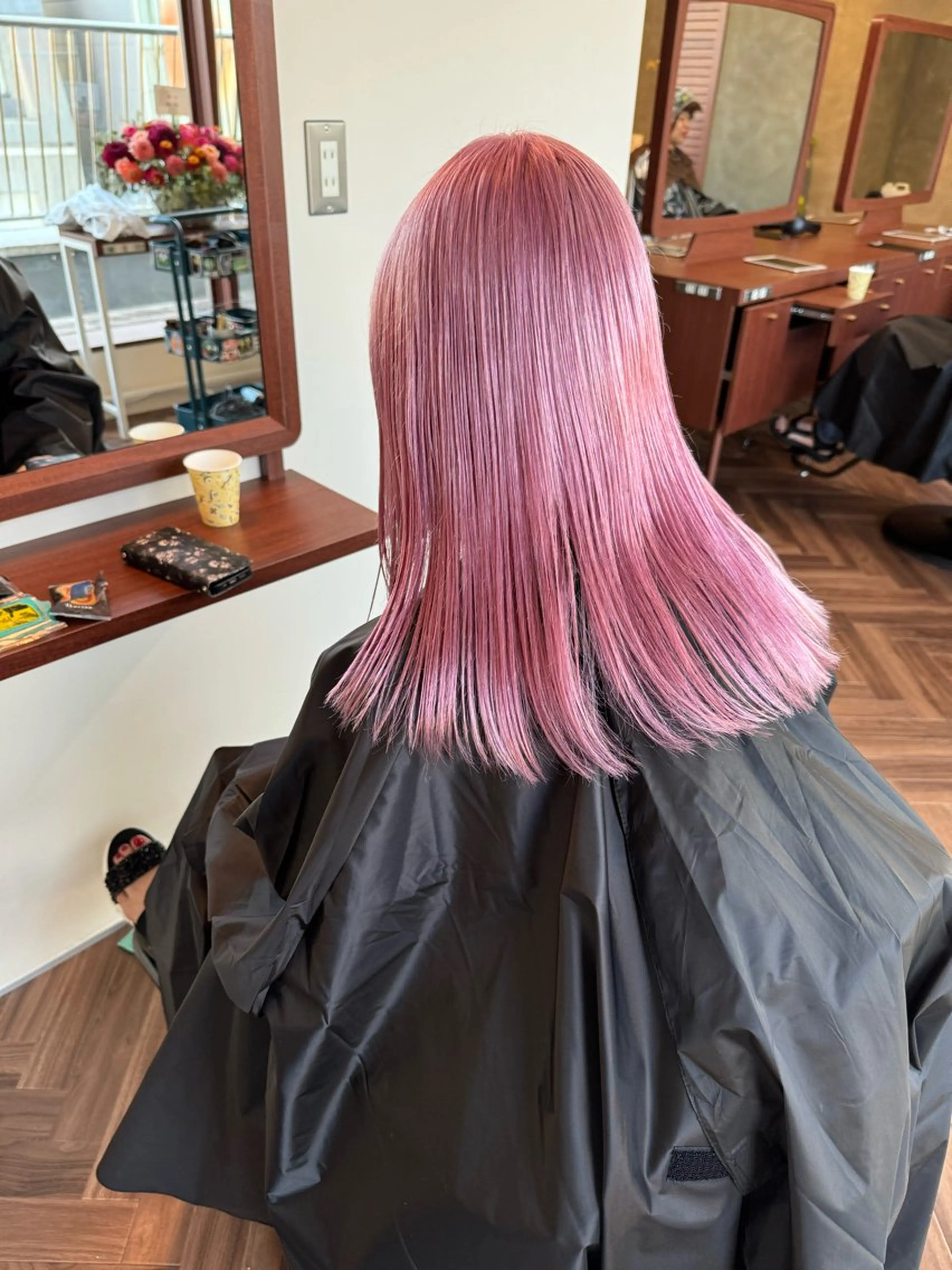 ミディアム カラー アッシュ アッシュブラウン ブリーチ ブラウンカラー ケアブリーチ ヘアカラー トリートメント ヘアセット ニュアンスレイヤー ハイトーンカラーのヘアスタイル