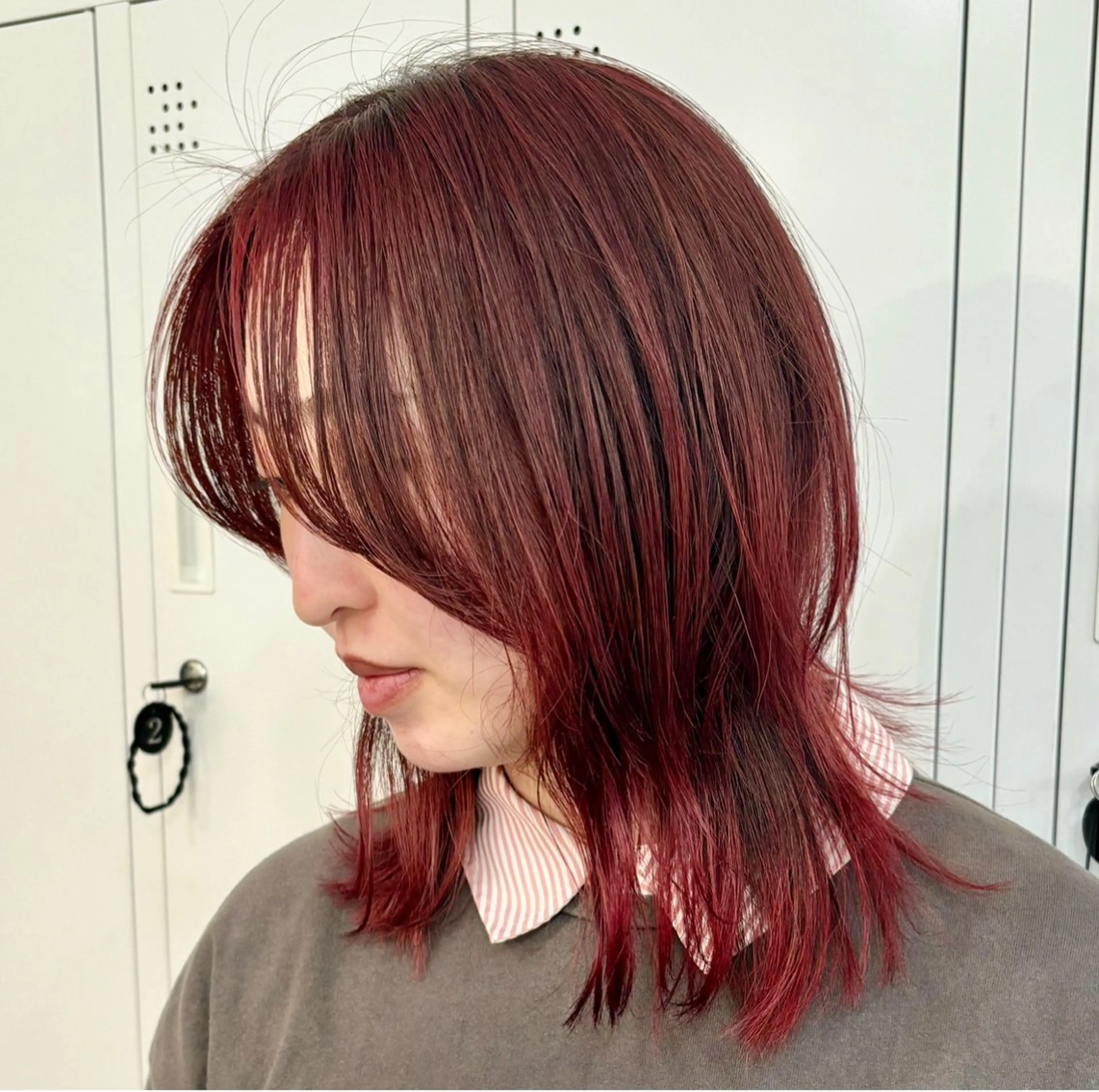 ミディアム カラー ウルフカット ネヅ カオルのヘアスタイル