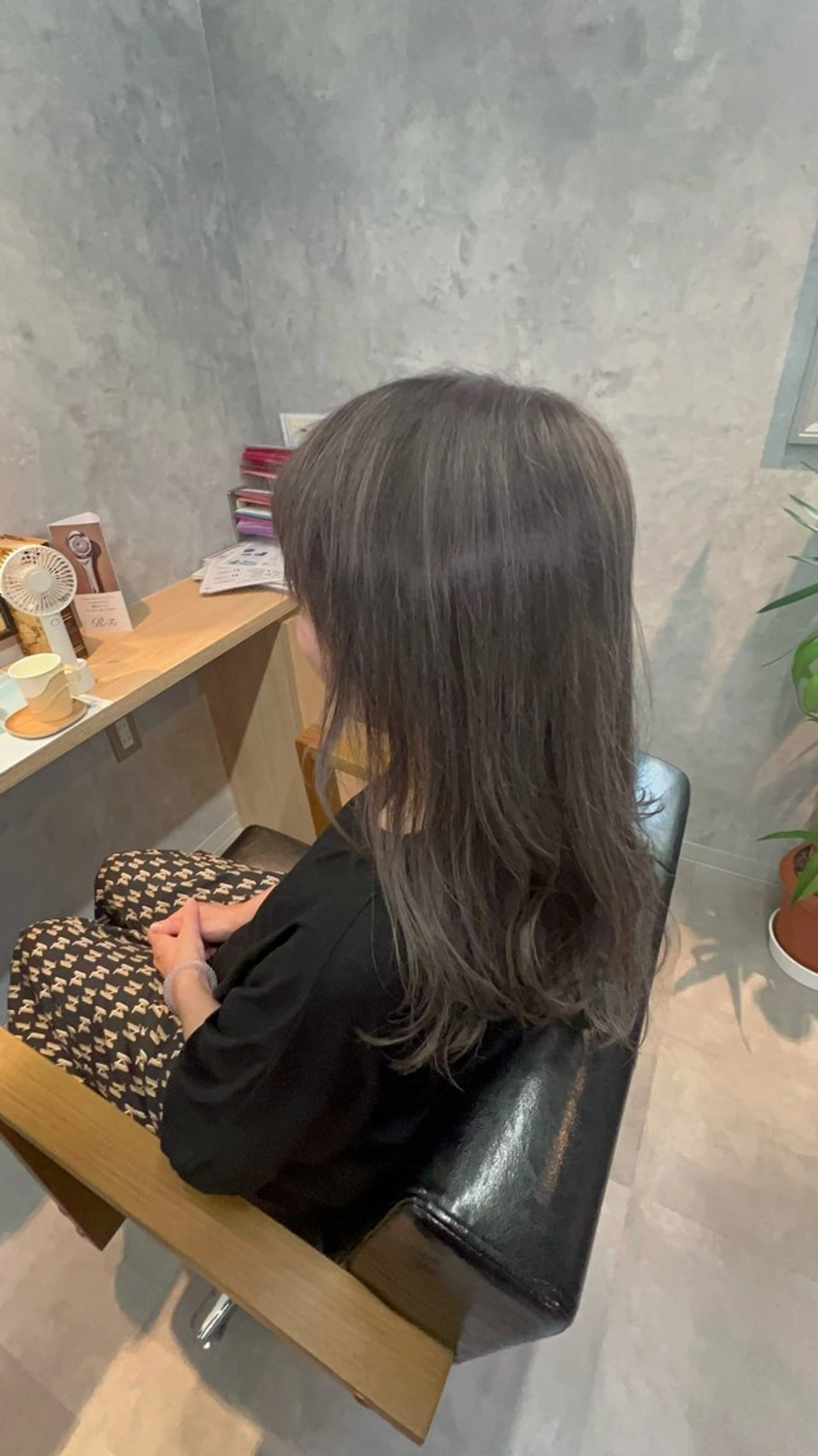 セミロング ヘアカラー motoトップカラー リスト/ブリーチカラのヘアスタイル