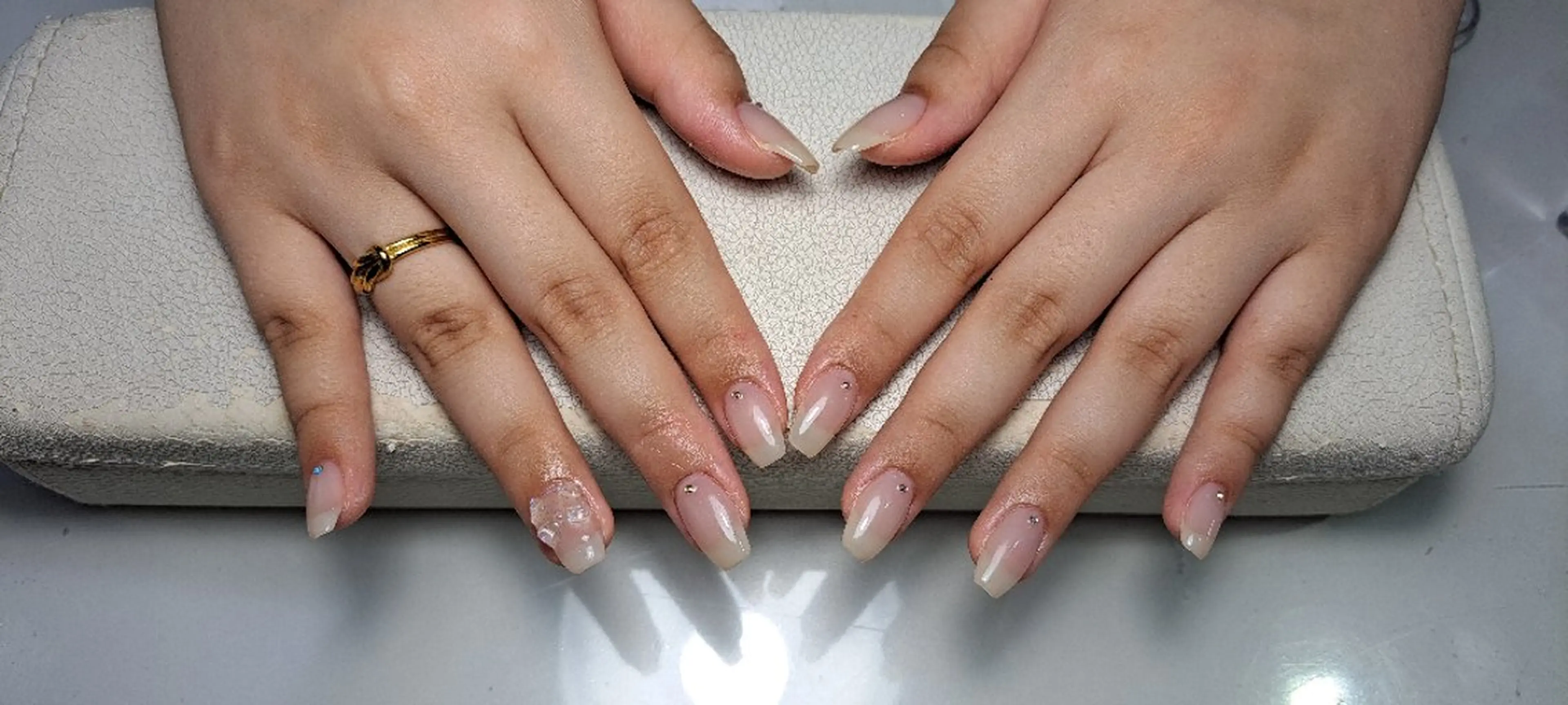 ネイル リボン シンプルネイル ハンドネイル tumake🤍 Kokoroのネイルデザイン
