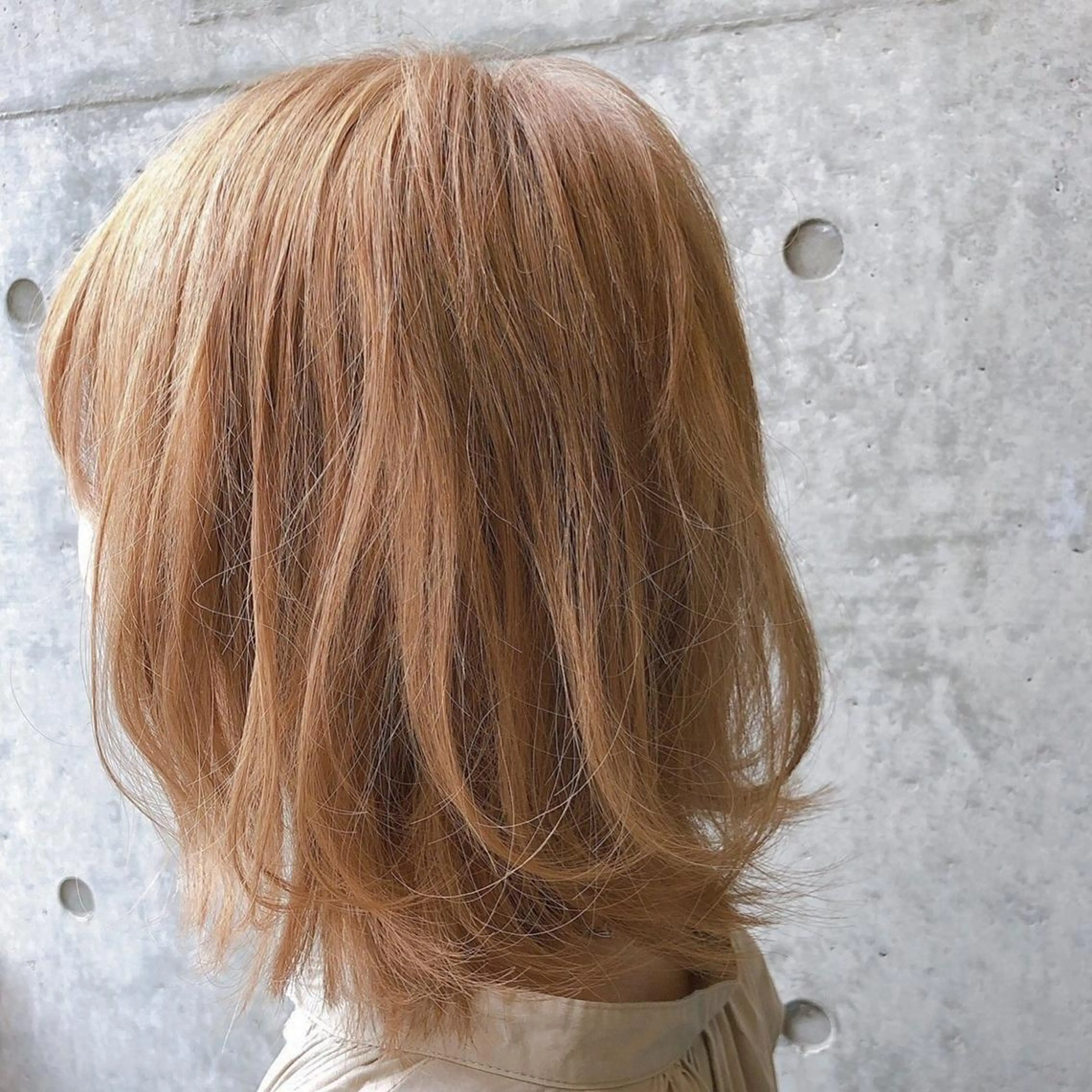 ミディアム カラー ベージュカラー ブリーチ ミルクティーベージュ カット ヘアカラー トリートメント レイヤー/韓国 ハイトーン興津史弥のヘアスタイル