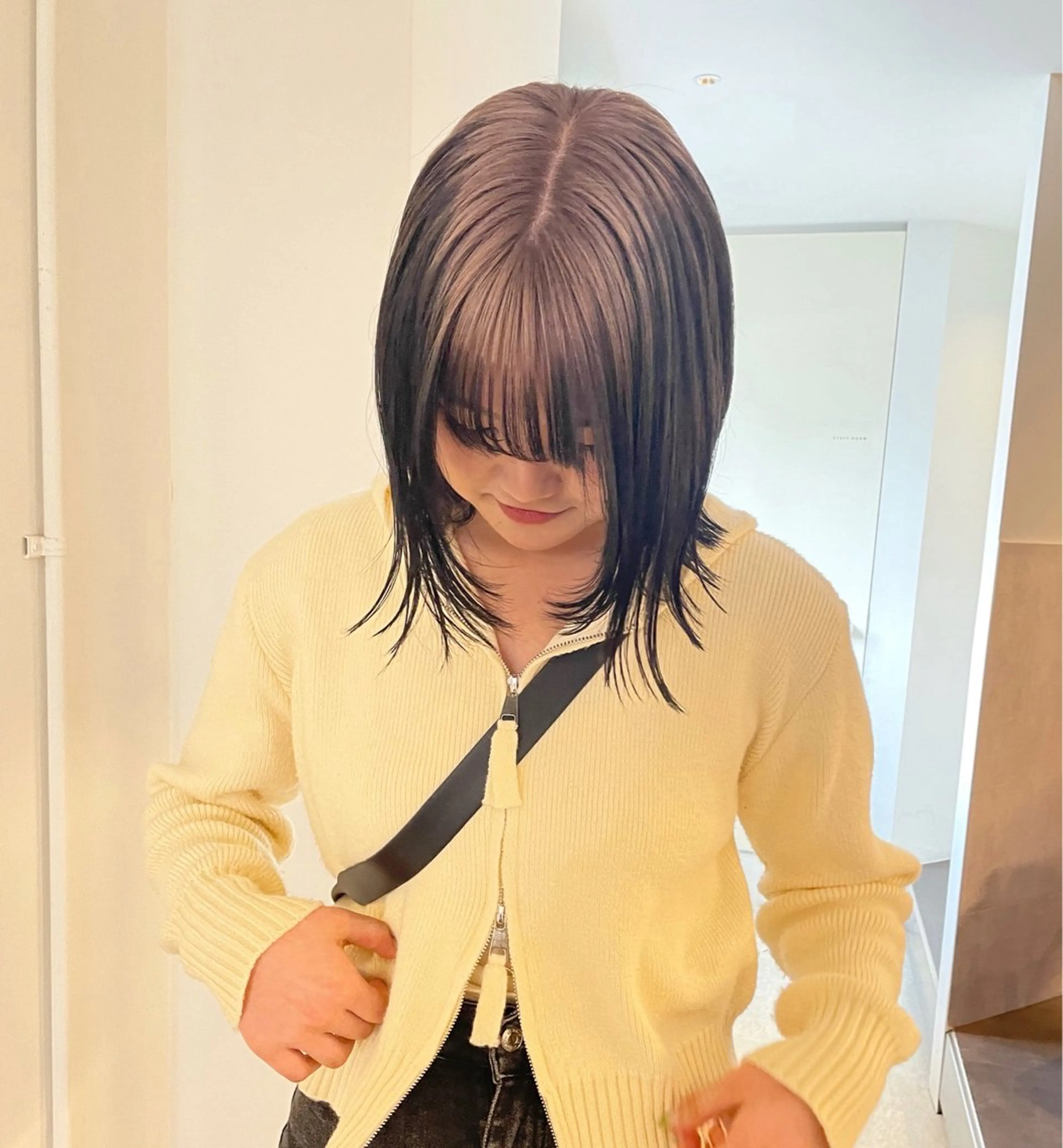 ミディアム カラー ベージュカラー ブリーチ デザインカラー ダブルカラー ミルクティーベージュ ヘアカラー トリートメント MIU/ルーツカラー ボブ/顔周りレイヤーのヘアスタイル
